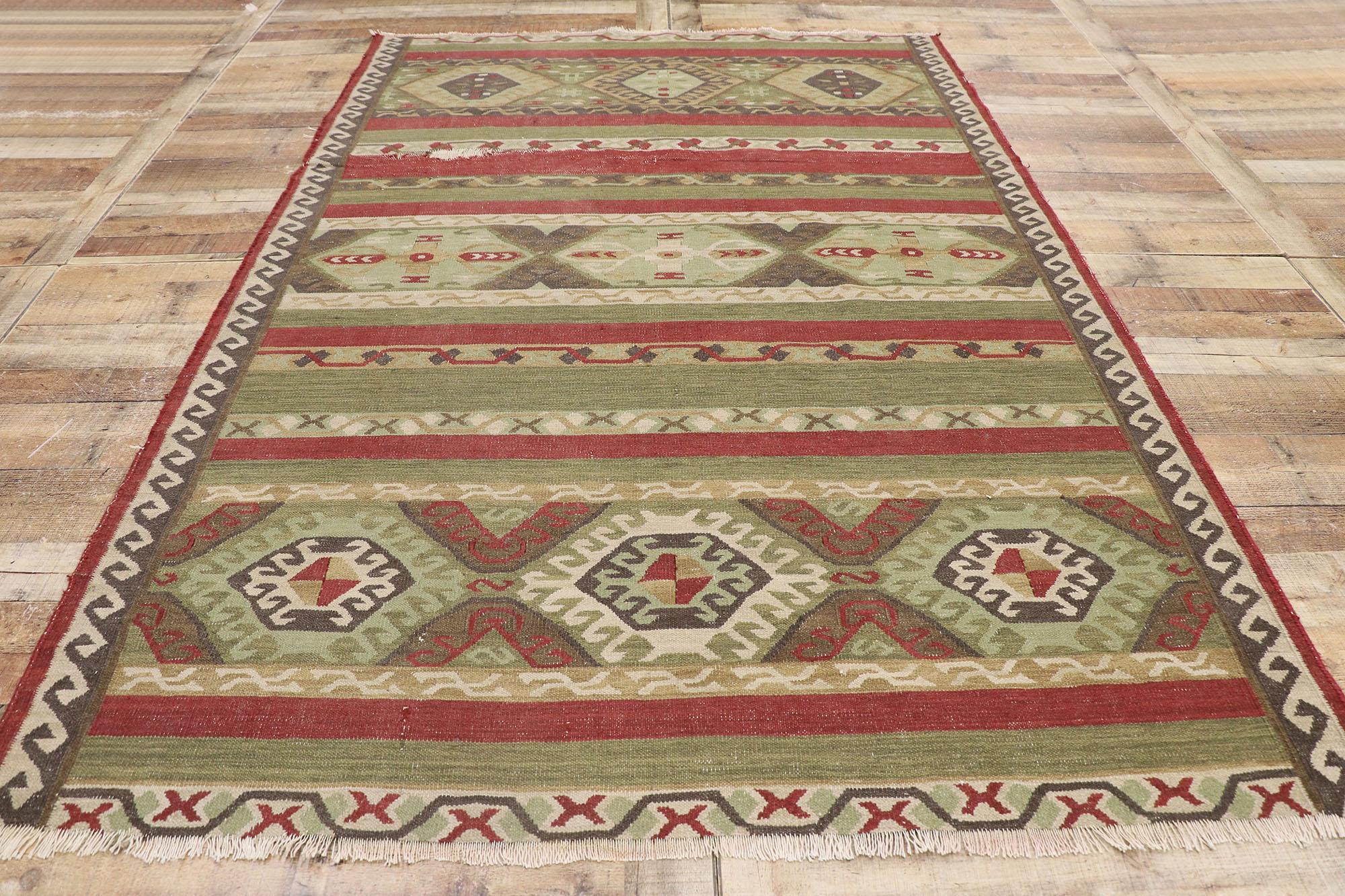 Tapis Kilim persan Shiraz vieilli avec style tribal Abîmé - En vente à Dallas, TX