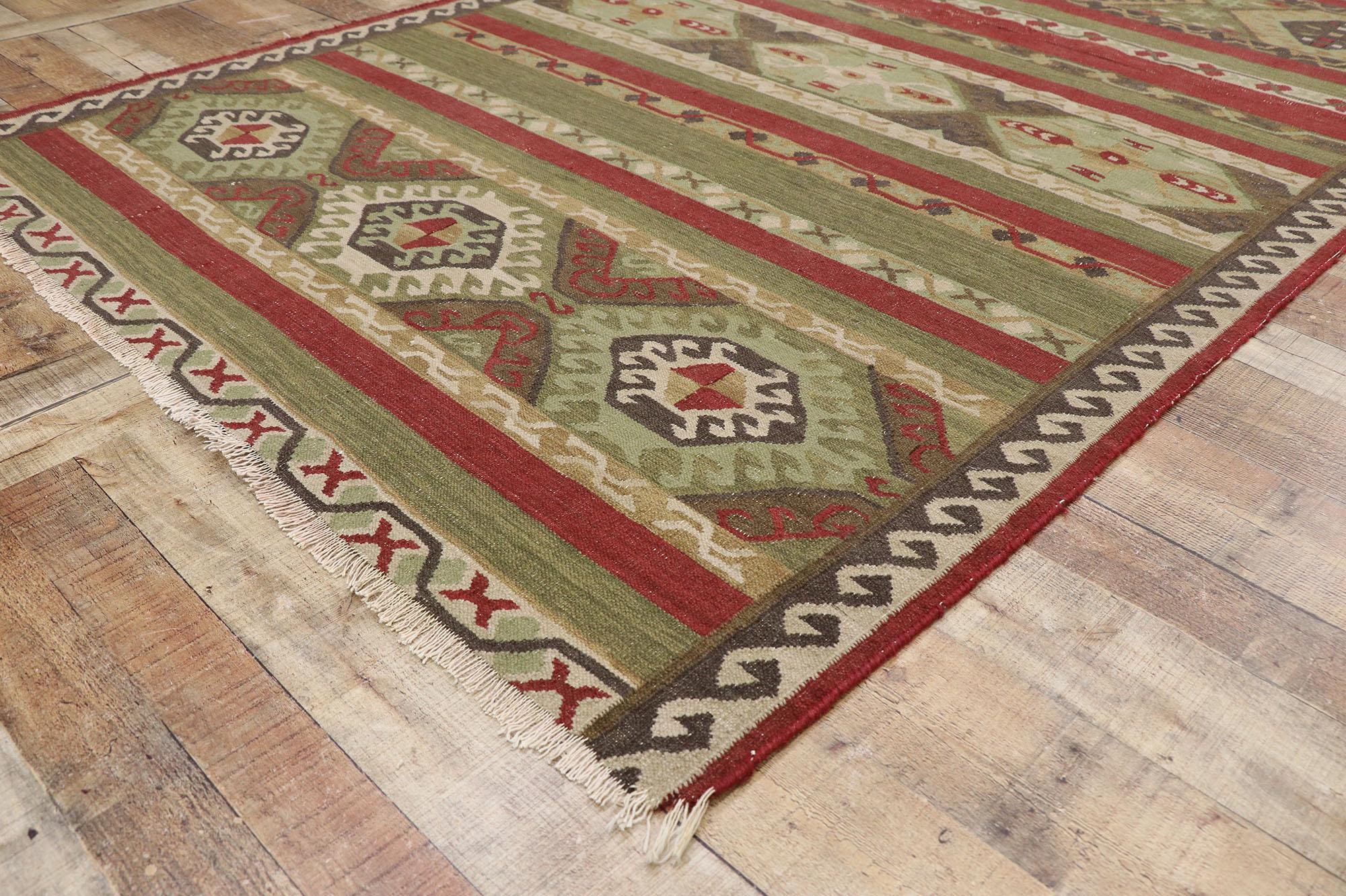 20ième siècle Tapis Kilim persan Shiraz vieilli avec style tribal en vente