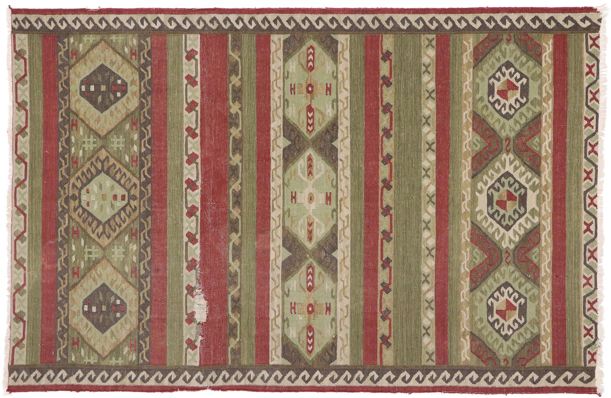 Tapis Kilim persan Shiraz vieilli avec style tribal en vente 1