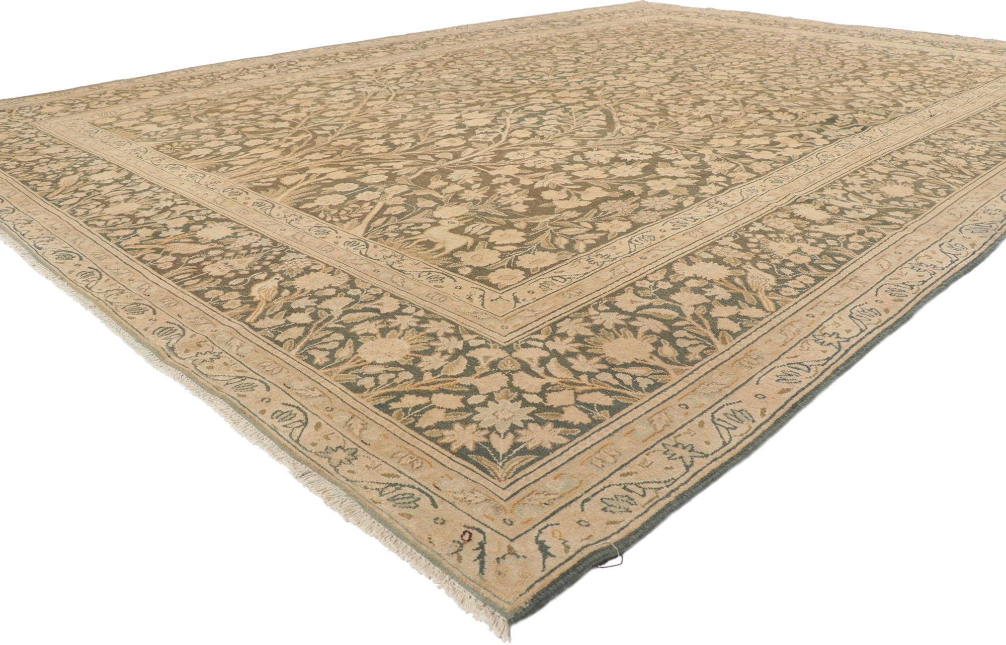 53731 Vintage Persian Tabriz Rug, 08'10 x 12'08.
Biophiles Design trifft bei diesem persischen Vintage-Tabriz-Teppich auf Jugendstil. Das dekorative Gartendesign und die erdigen Farbtöne, die in dieses Stück eingewebt sind, sorgen für ein elegantes