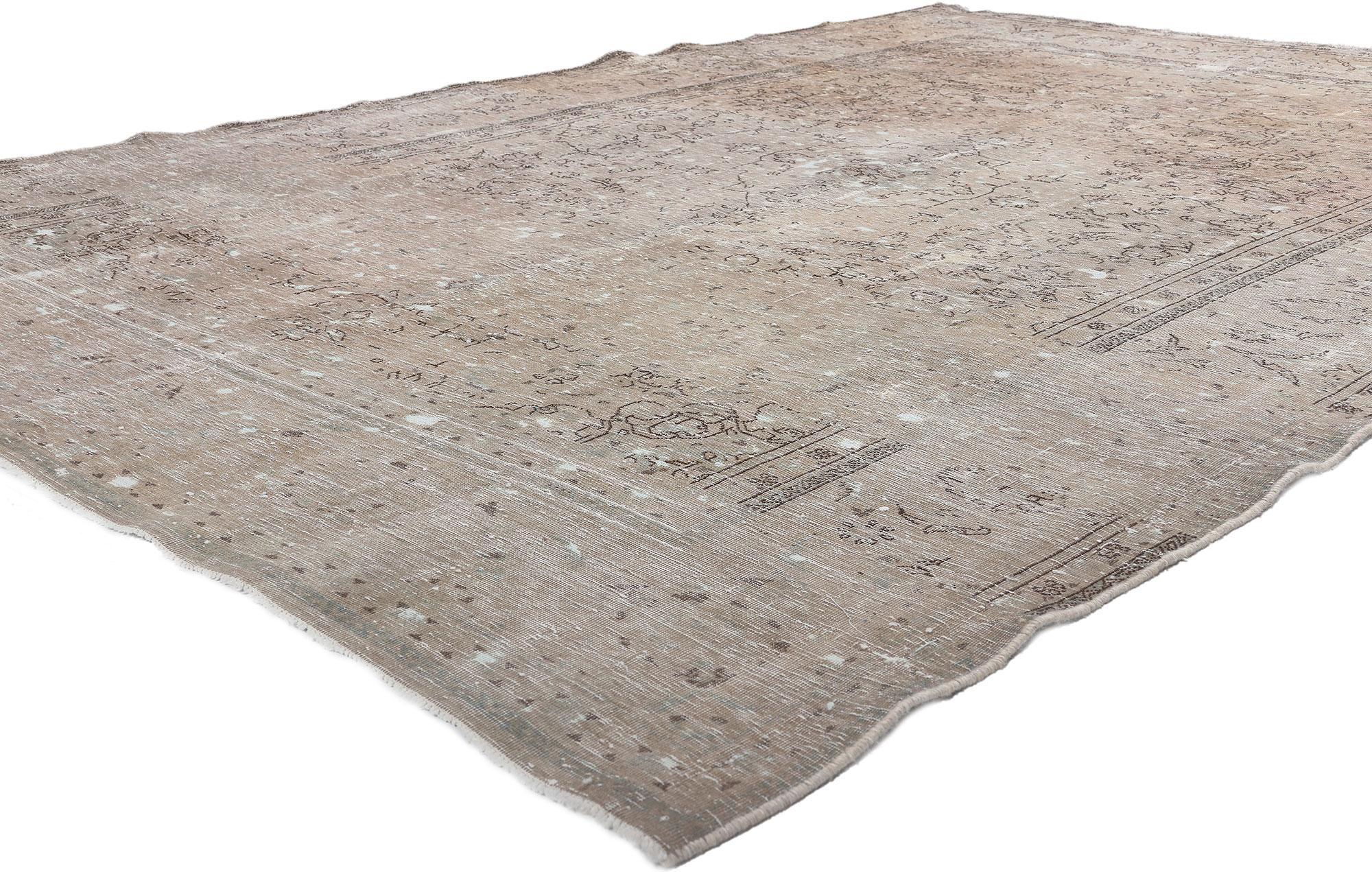 78588 Distressed Vintage Persian Tabriz Rug, 06'04 x 09'07. Verwitterter Charme trifft auf rustikale Sensibilität in diesem gealterten persischen Tabriz-Teppich. Das verblasste Blumenmuster und die neutralen Erdtöne, die in dieses Stück eingewebt