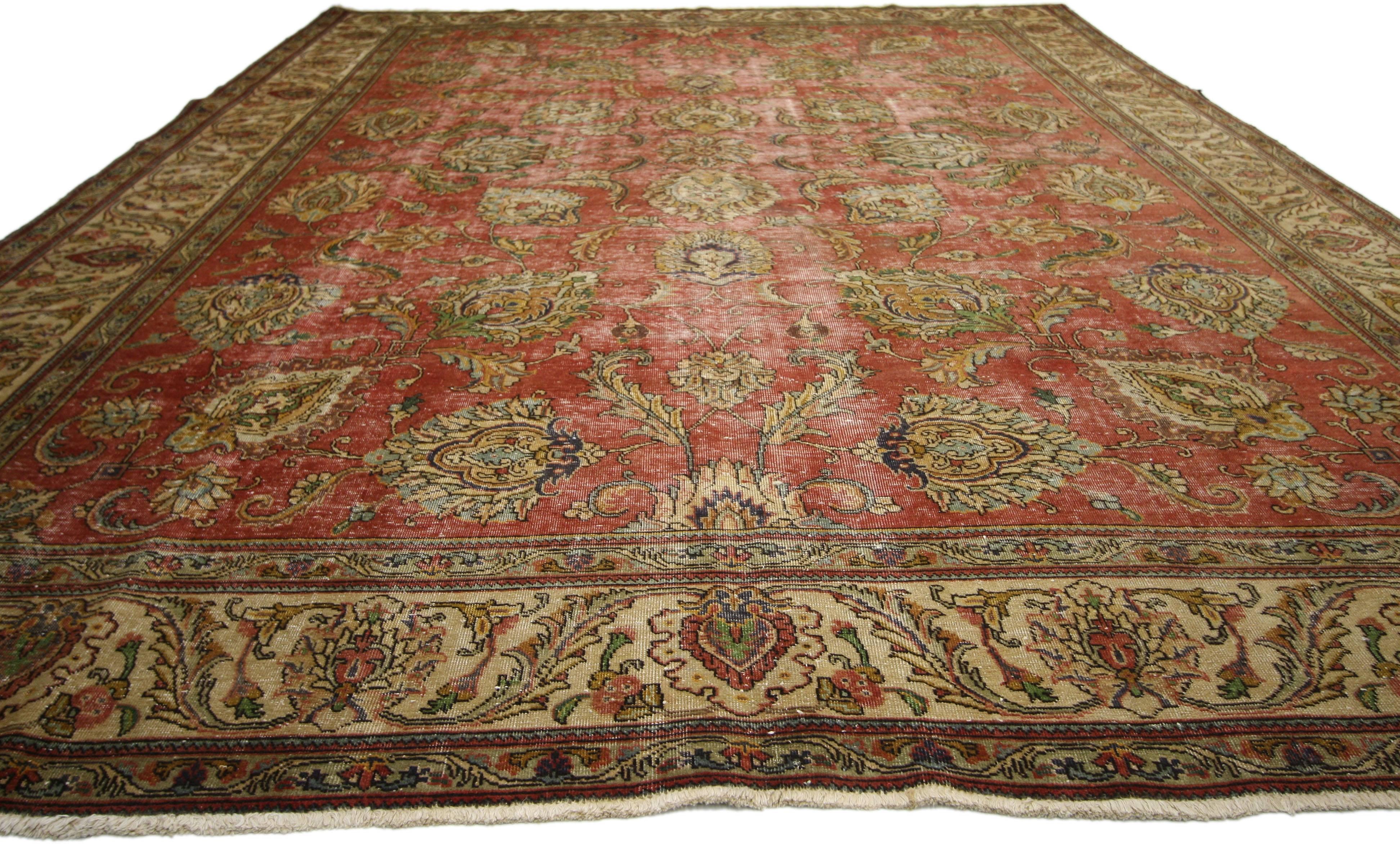 74329, tapis Persan Tabriz vintage en mauvais état avec un style industriel moderne et rustique. Ce tapis Tabriz vintage persan en laine noué à la main présente un motif à l'envers entouré d'une bordure classique, créant un design équilibré et