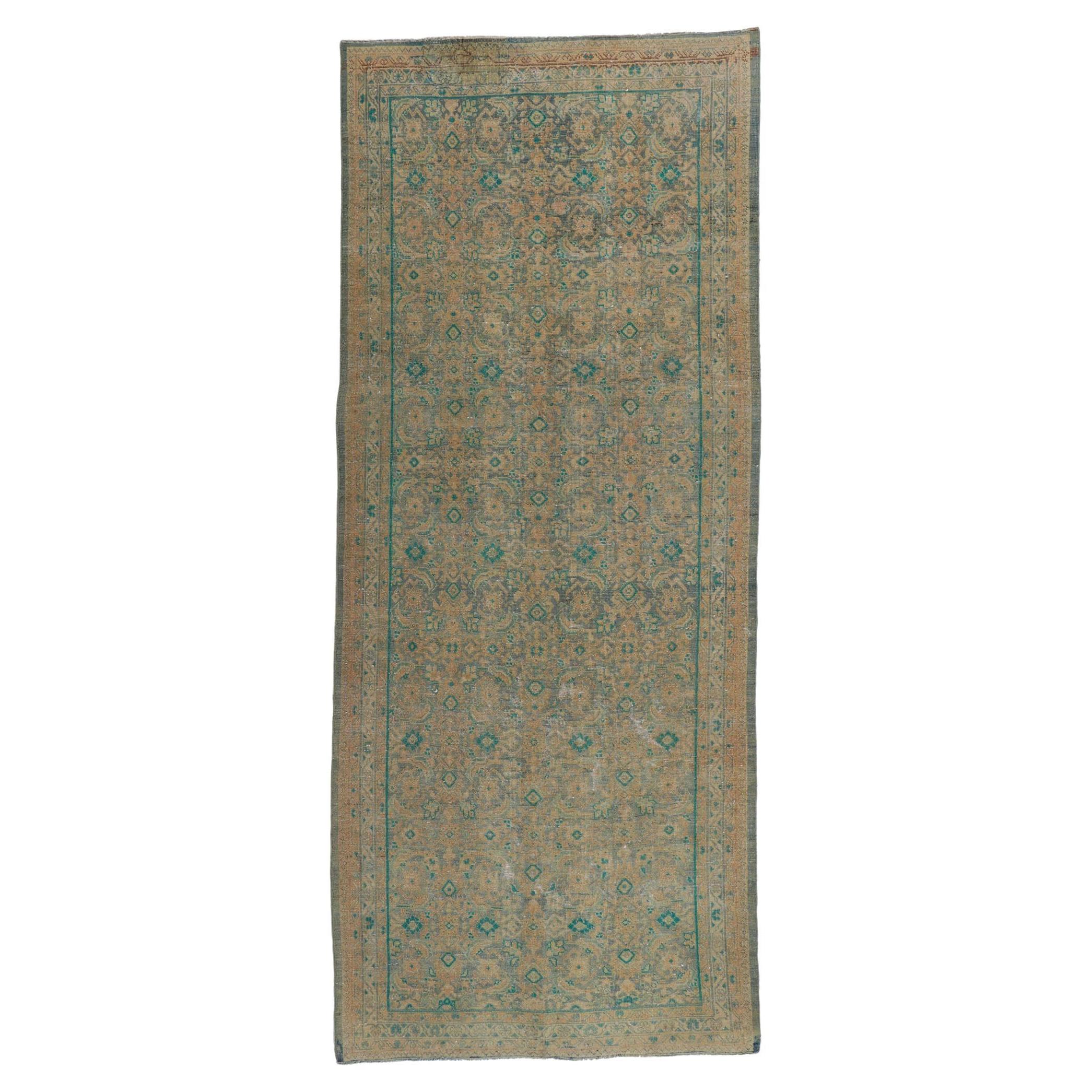 Tapis de couloir persan vintage Tabriz en mauvais état avec motif Herati