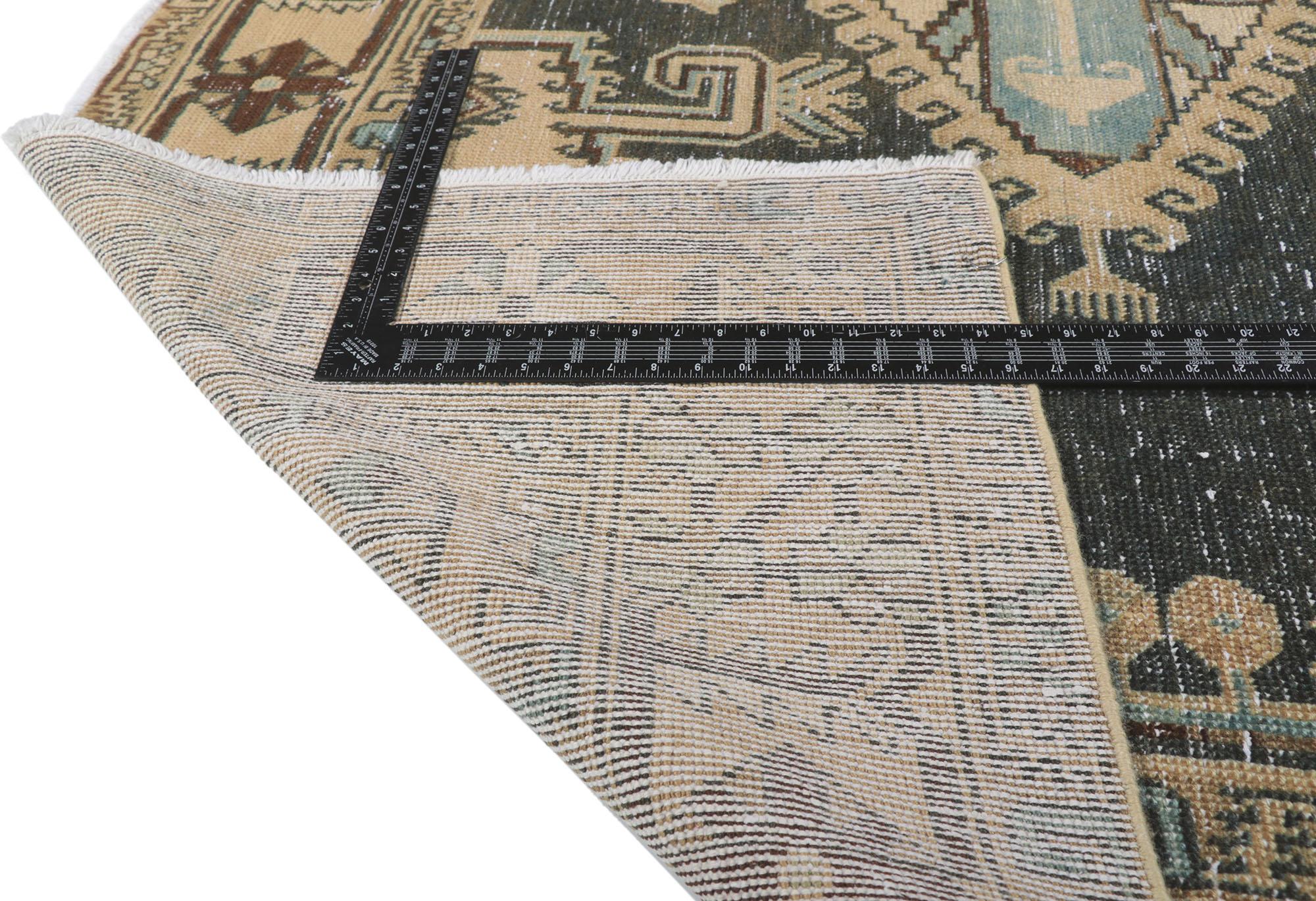 Persischer Viss-Teppich im Used-Look im Vintage-Stil im Zustand „Starke Gebrauchsspuren“ im Angebot in Dallas, TX