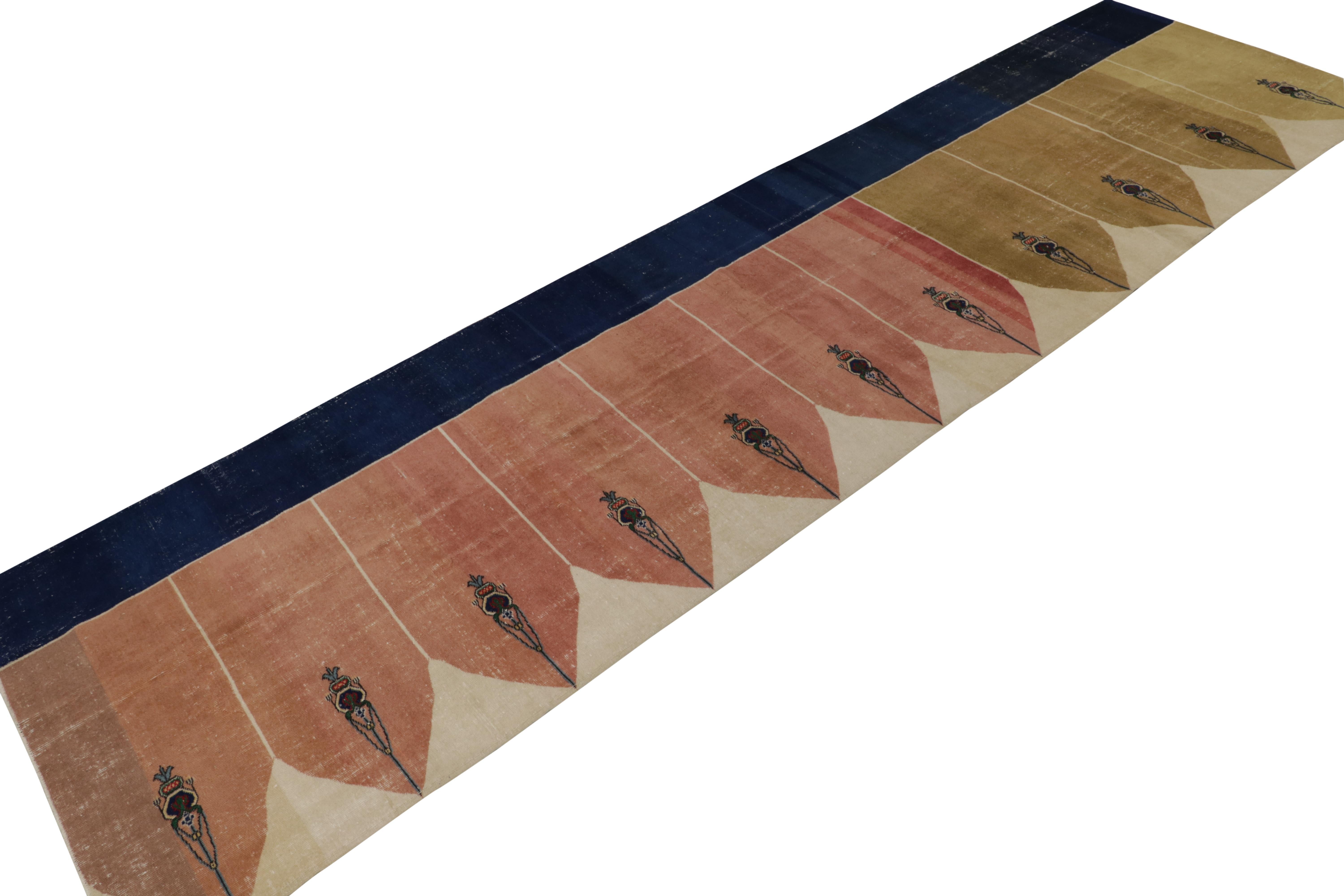 Khotan Tapis de couloir Saf vintage vieilli à motifs roses et dorés, de Rug & Kilim en vente