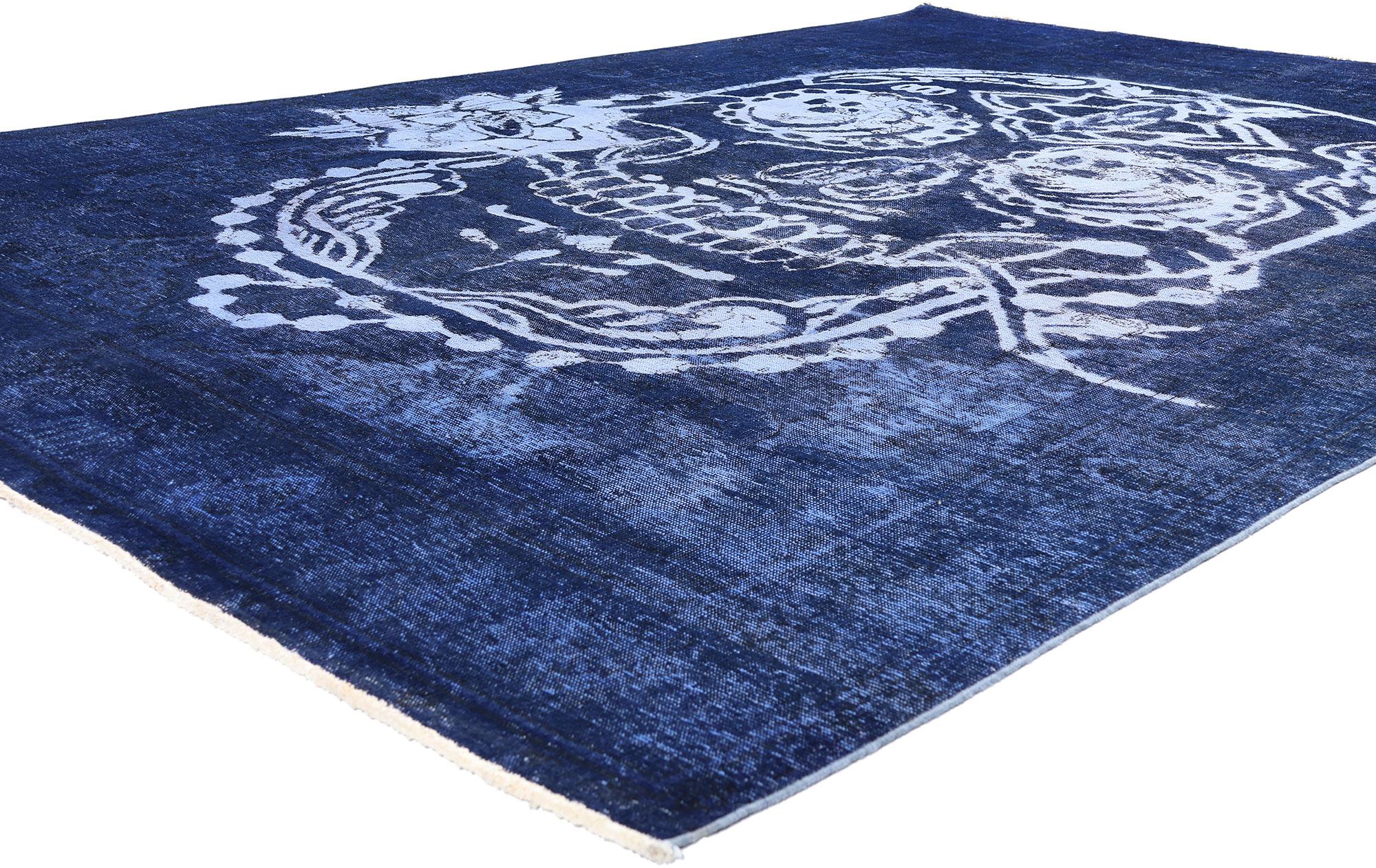 80433, Tappeto Teschio Blu Sovratinto Vintage Distressed 08'01 x 11'06. Ispirato ad Alexander McQueen, al Día de los Muertos e al film Coco della Disney, questo tappeto vintage Calavera con teschio, annodato a mano, è stato realizzato a partire da