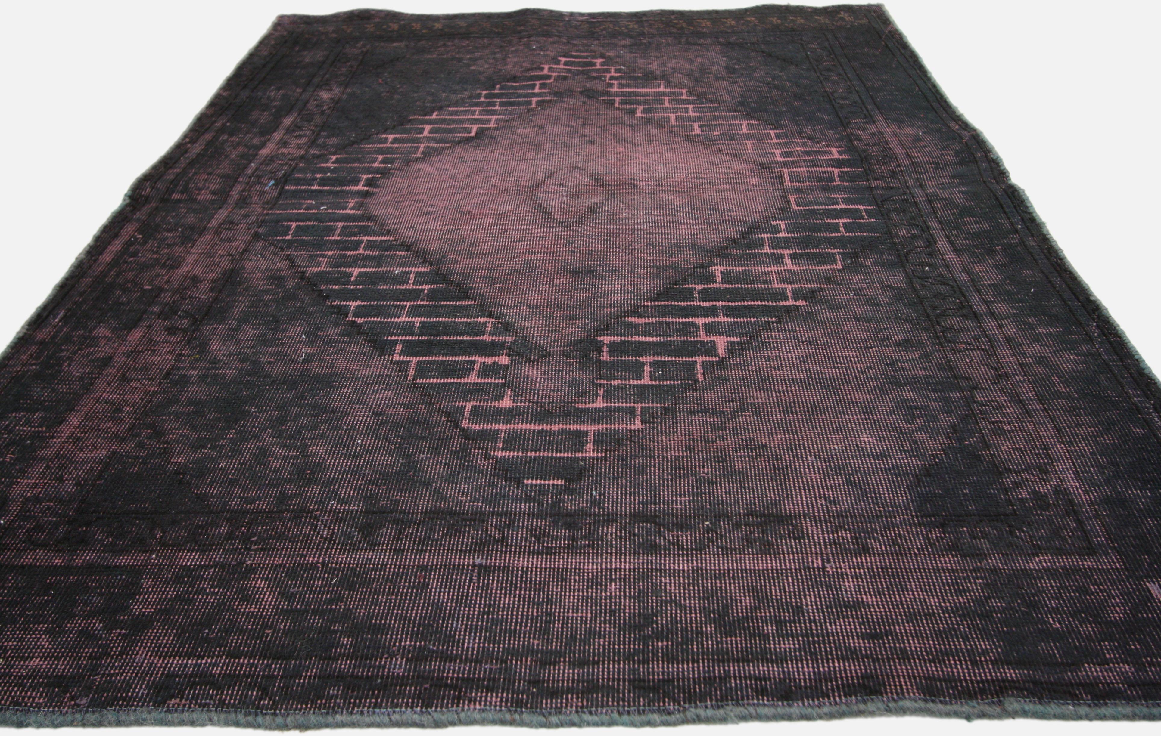 Industriel Tapis turc vintage, le luxe industriel moderne rencontre le foncé et l'humeur en vente