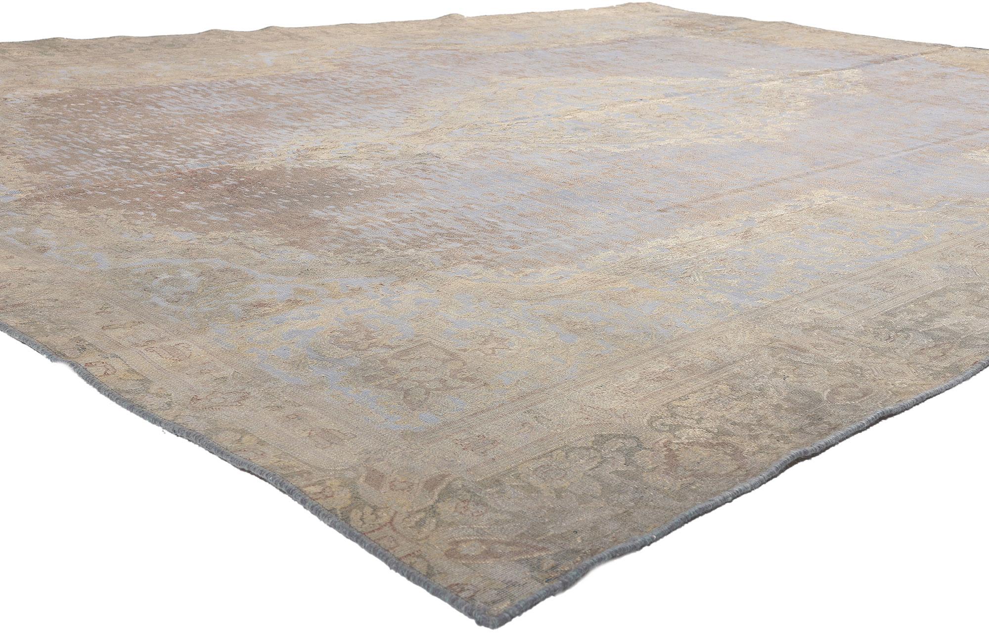 60605 Tapis surdimensionné turc vintage, 08'07 x 12'00.
Entrez dans un monde où le style industriel français rencontre l'utilitaire de luxe sous la forme de ce tapis surteint en laine turque vintage nouée à la main. Imaginez la vague de style