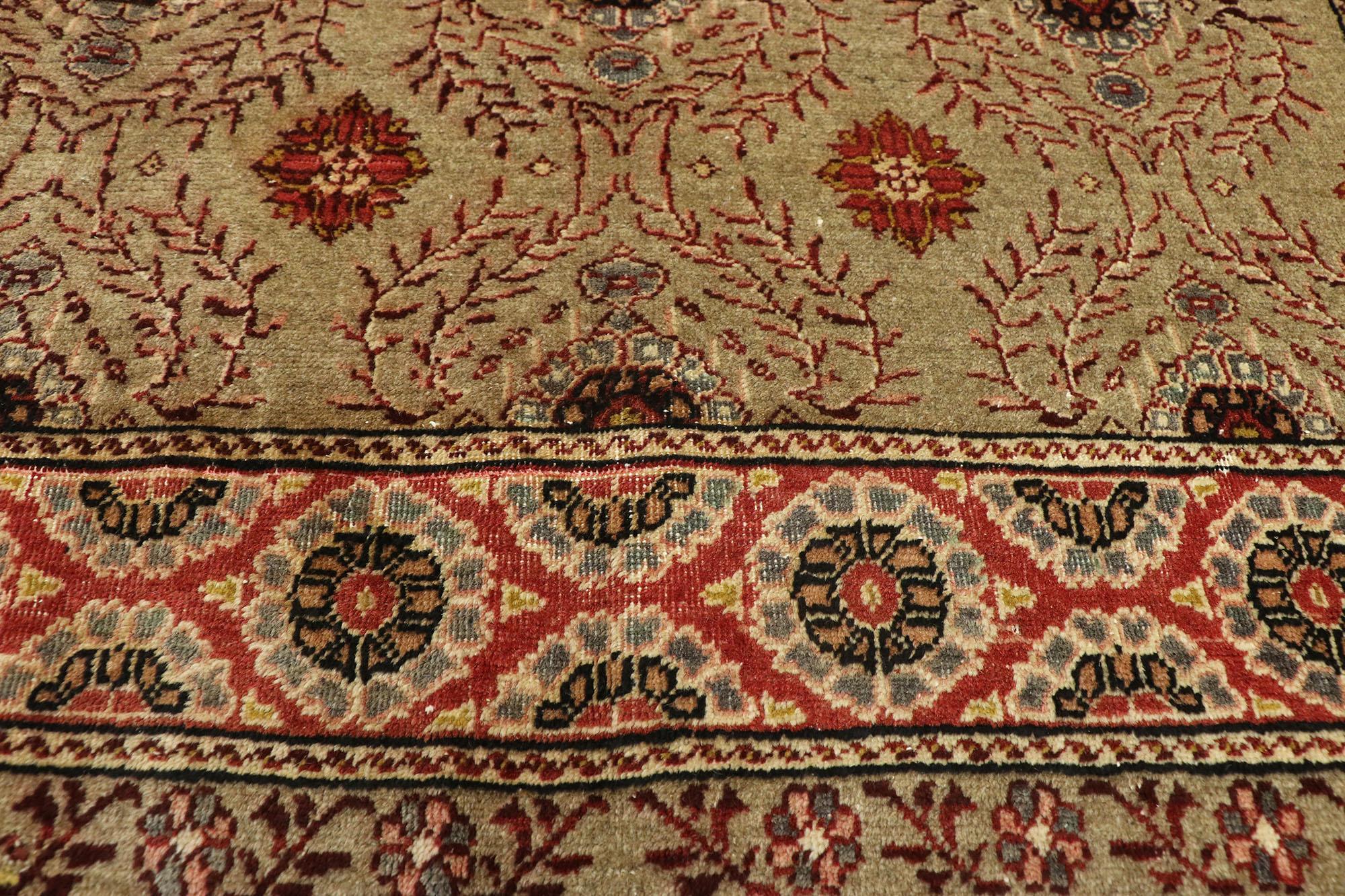 Türkischer Kayseri-Teppich im Vintage-Stil im rustikalen handwerklichen Stil im Distressed-Stil (Handgeknüpft) im Angebot