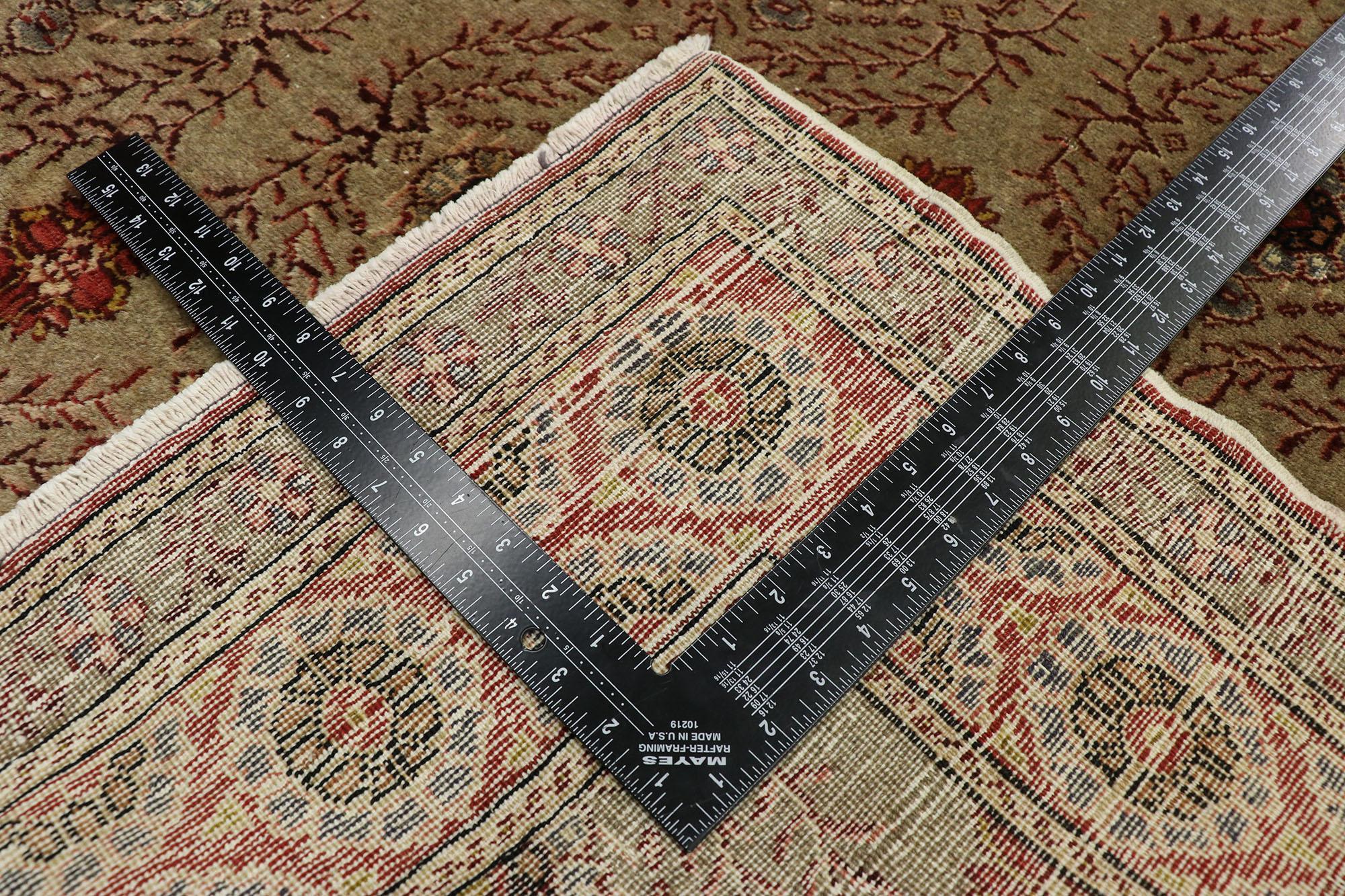 Türkischer Kayseri-Teppich im Vintage-Stil im rustikalen handwerklichen Stil im Distressed-Stil im Zustand „Starke Gebrauchsspuren“ im Angebot in Dallas, TX
