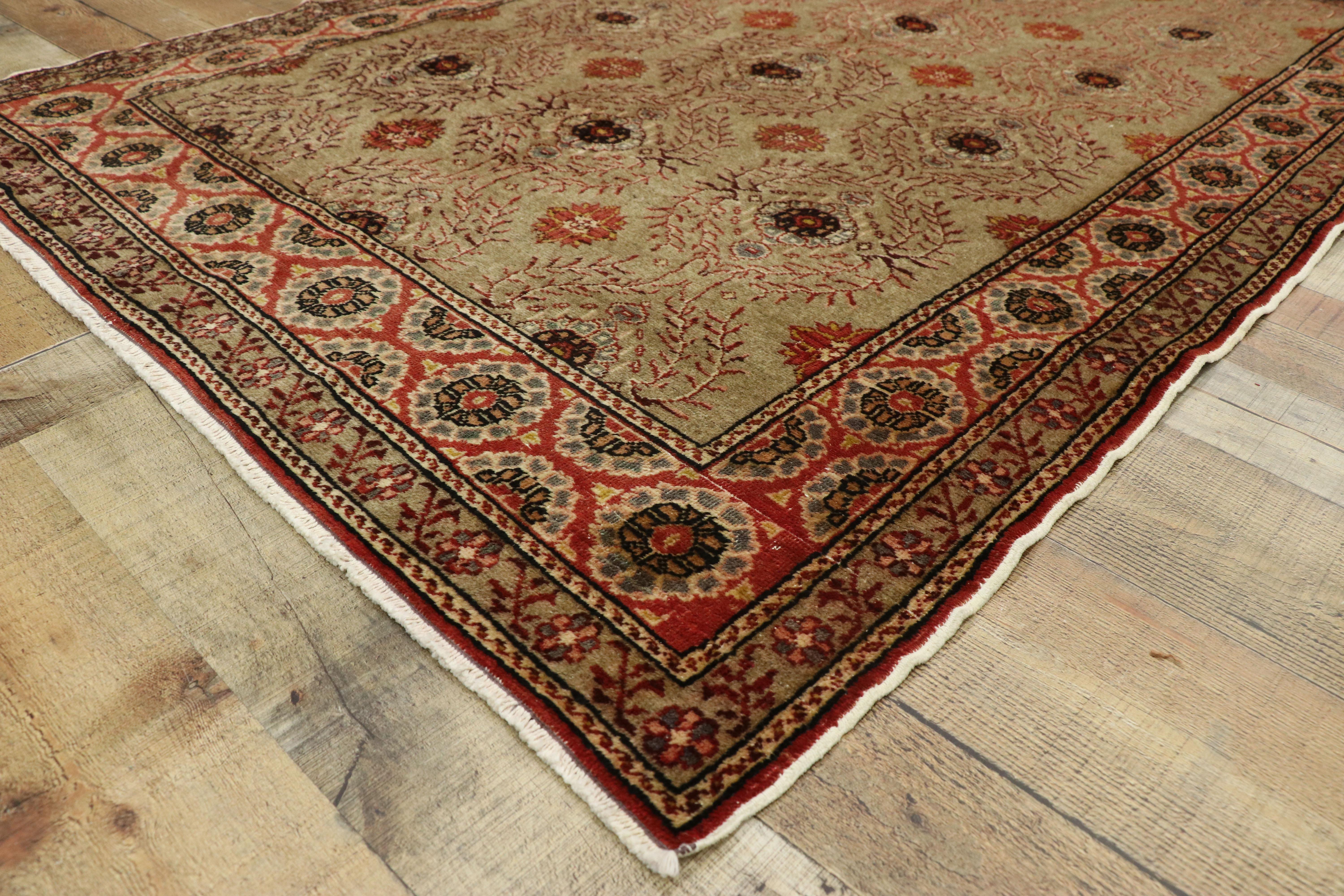 Türkischer Kayseri-Teppich im Vintage-Stil im rustikalen handwerklichen Stil im Distressed-Stil (20. Jahrhundert) im Angebot