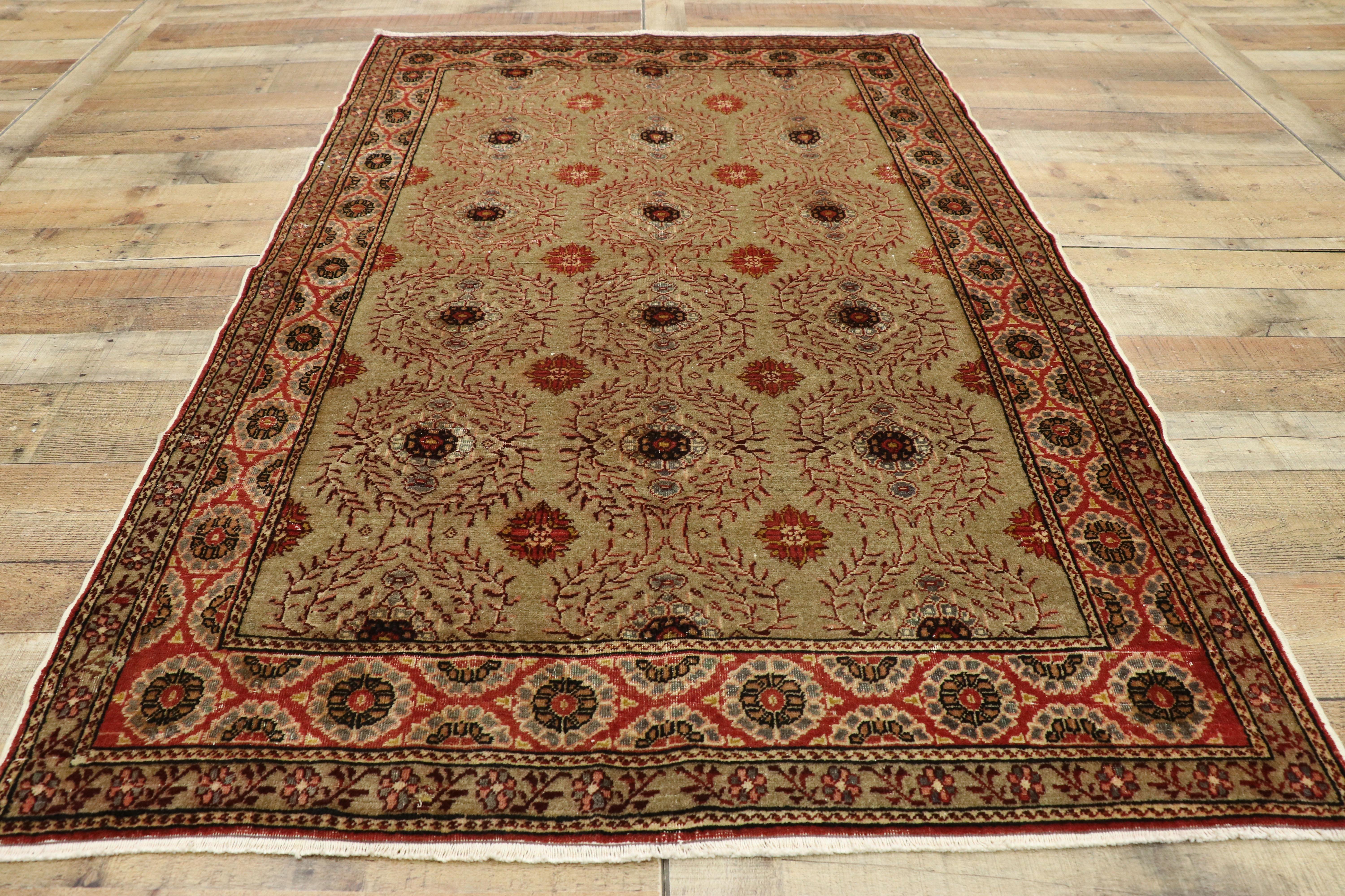 Türkischer Kayseri-Teppich im Vintage-Stil im rustikalen handwerklichen Stil im Distressed-Stil (Wolle) im Angebot