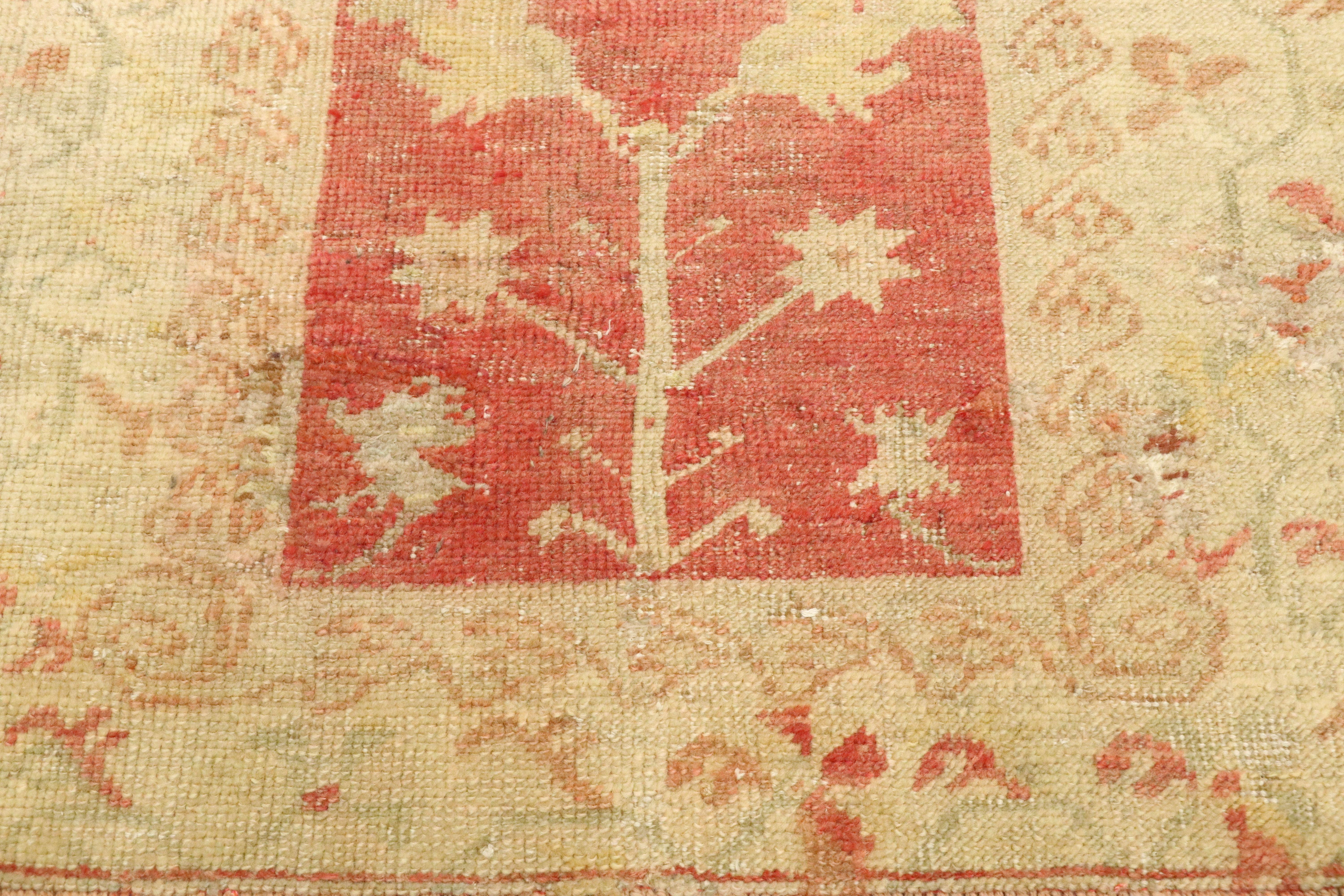 Türkischer Oushak-Akzent-Teppich im Usak-Stil, anatolischer Gebetsteppich, Vintage (Handgeknüpft) im Angebot