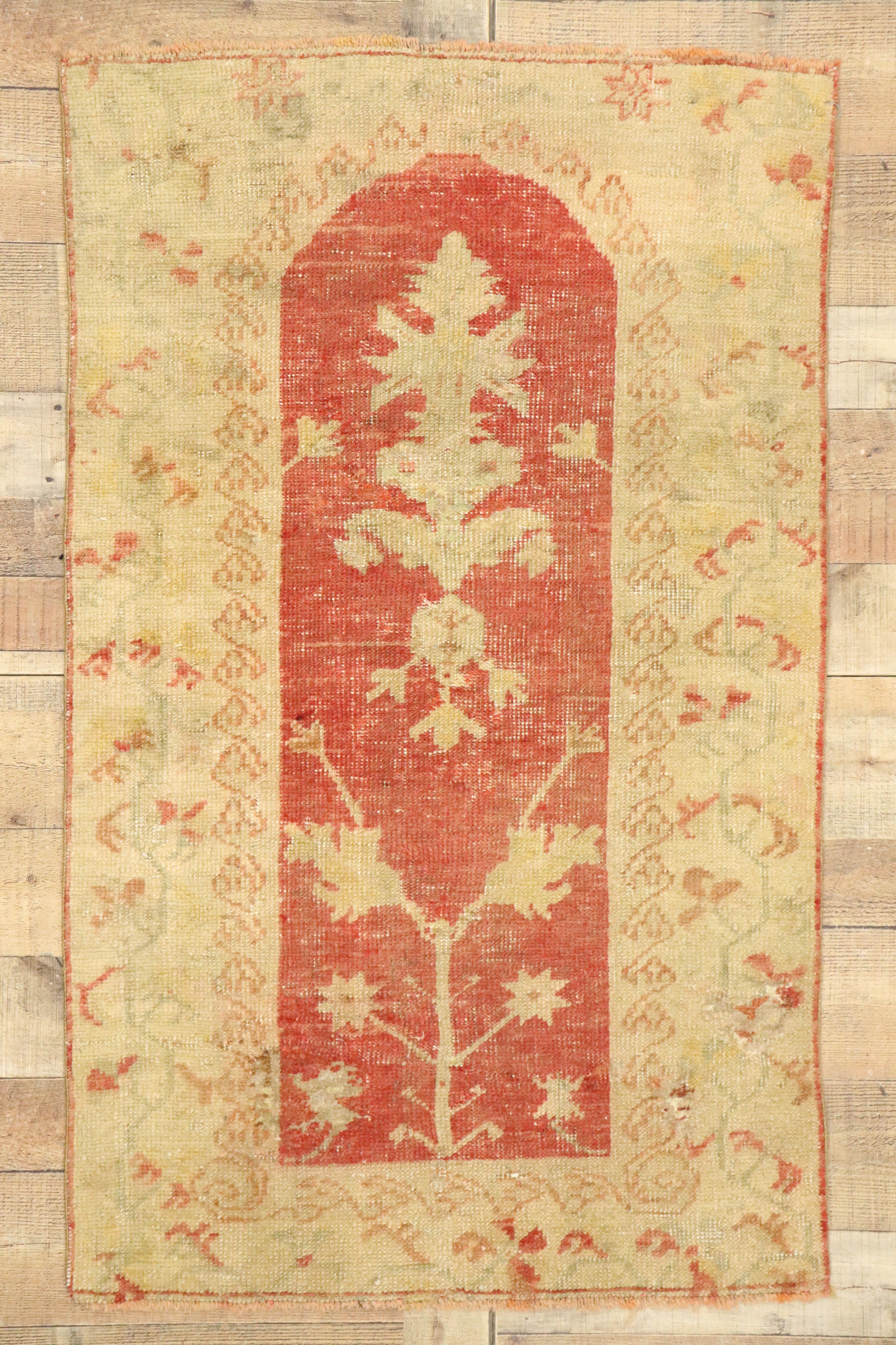 Türkischer Oushak-Akzent-Teppich im Usak-Stil, anatolischer Gebetsteppich, Vintage im Angebot 1