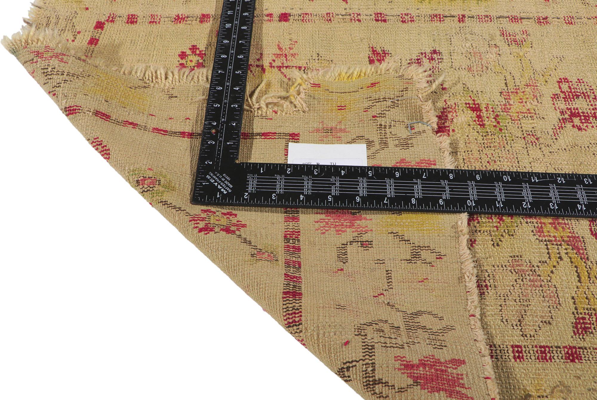 Türkischer Oushak-Teppich im Vintage-Stil im Used-Look, getragen im Bauernhausstil im Angebot 1