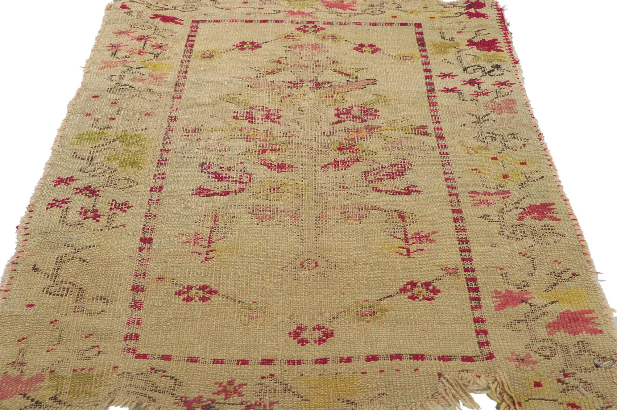 Türkischer Oushak-Teppich im Vintage-Stil im Used-Look, getragen im Bauernhausstil (Wolle) im Angebot
