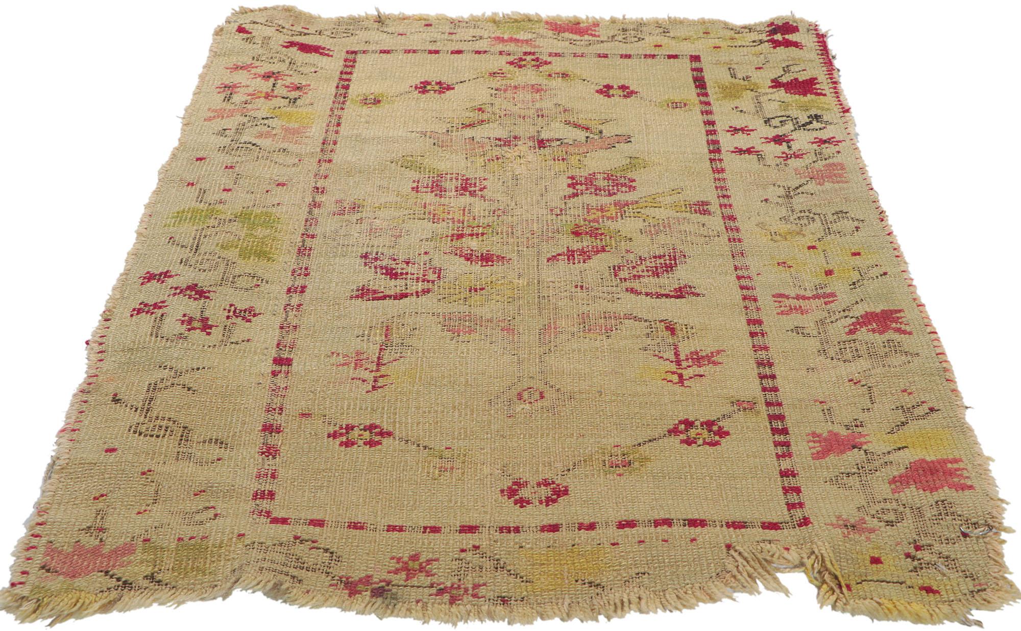 Distressed Vintage Turkish Oushak Accent Rug, Worn-In Farmhouse Chic In Distressed Condition For Sale In Dallas, TX