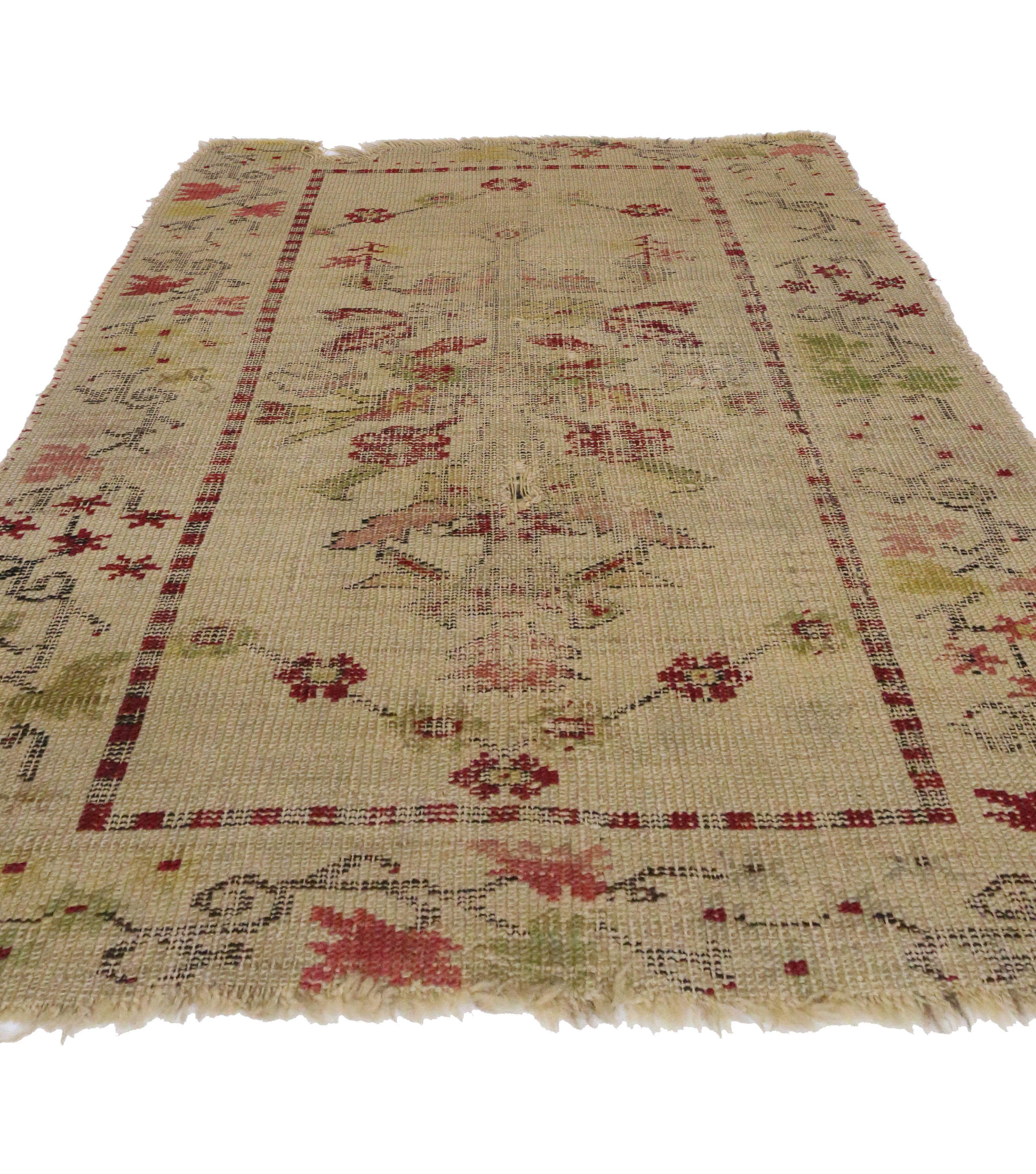 Türkischer Oushak-Teppich im Vintage-Stil im Used-Look, getragen im Bauernhausstil (19. Jahrhundert) im Angebot