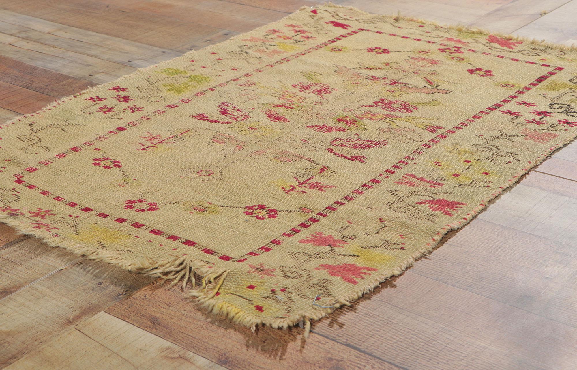 Tapis turc d'appoint Oushak vintage en mauvais état, porté dans une ferme chic en vente 1