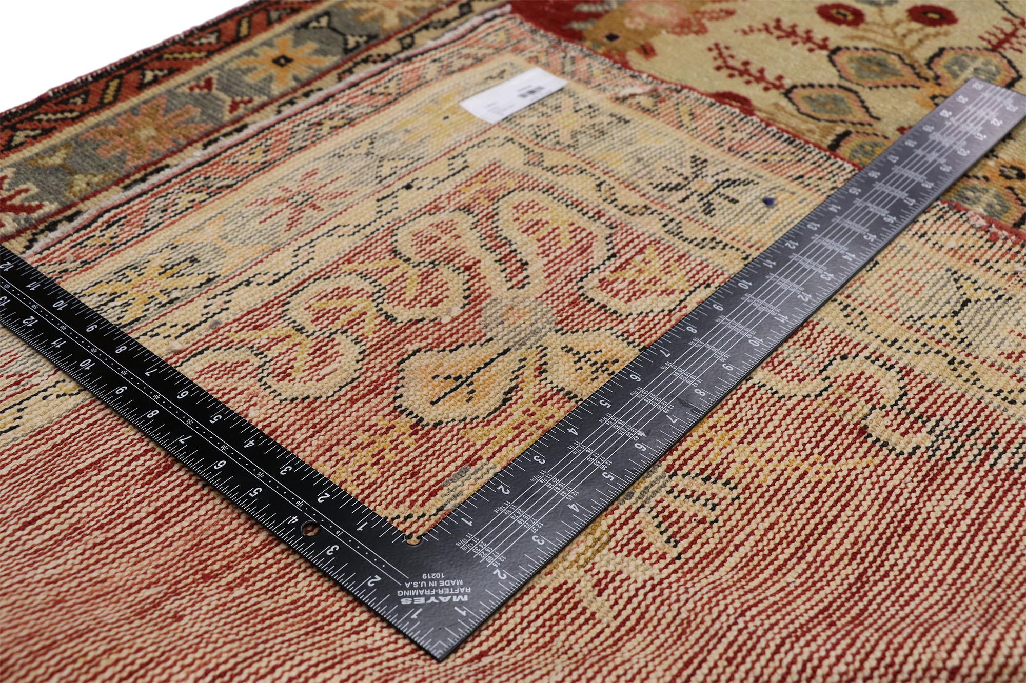 Tapis de couloir de couloir turc Oushak vintage vieilli avec style rococo français rustique Abîmé - En vente à Dallas, TX