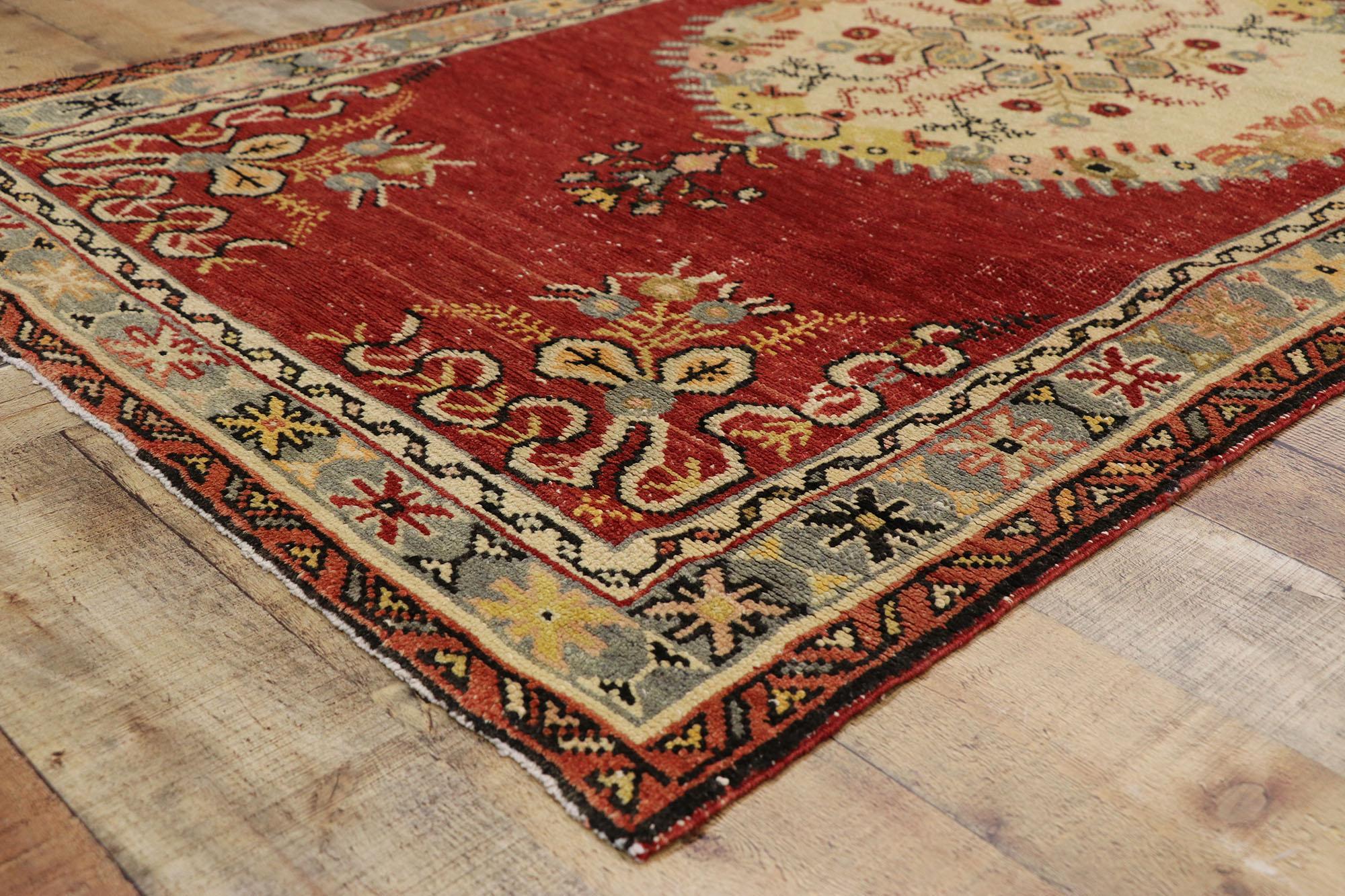 20ième siècle Tapis de couloir de couloir turc Oushak vintage vieilli avec style rococo français rustique en vente