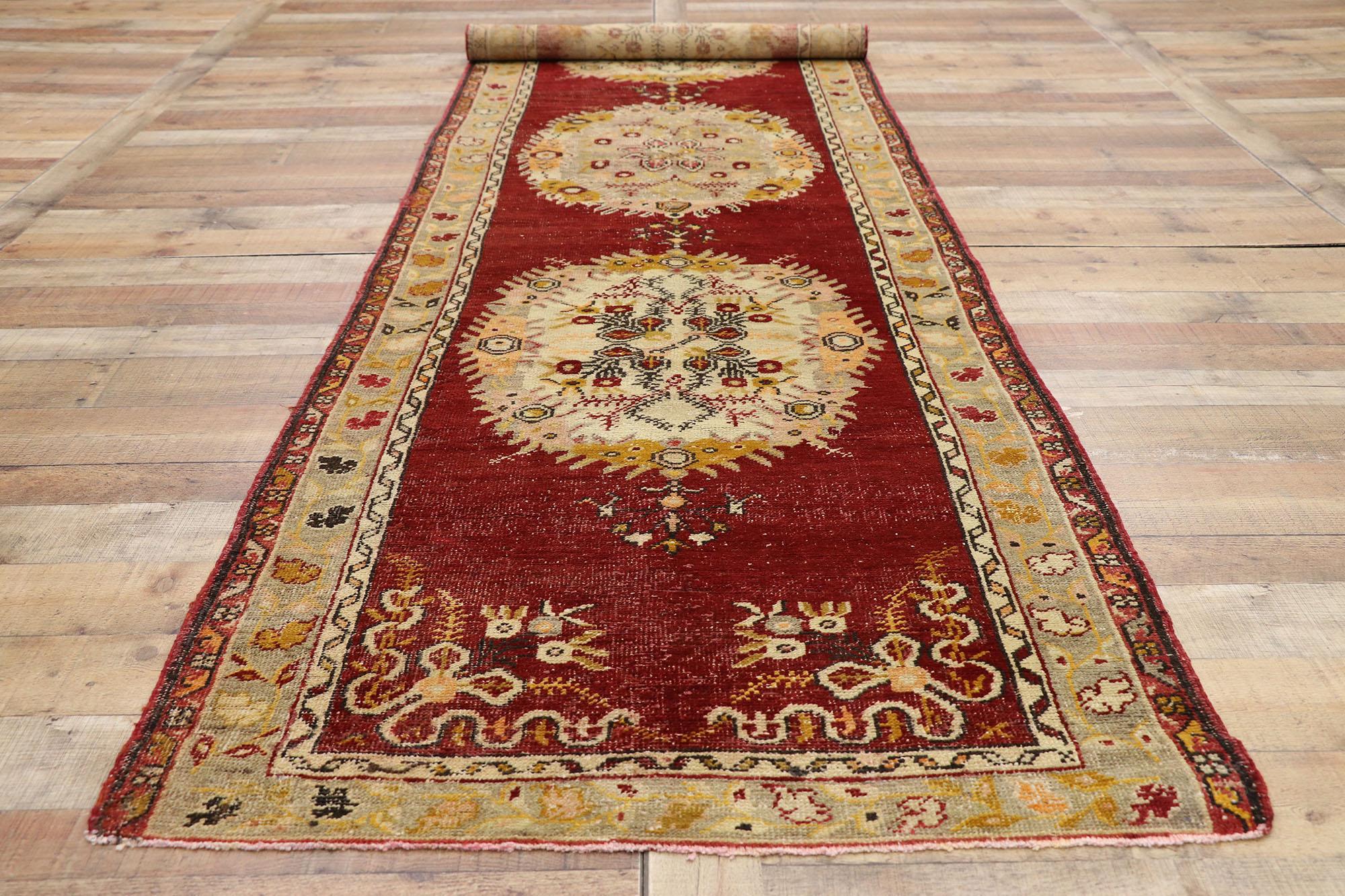 XX secolo Runner da corridoio in Oushak turco d'epoca con stile rustico French Rococo in vendita