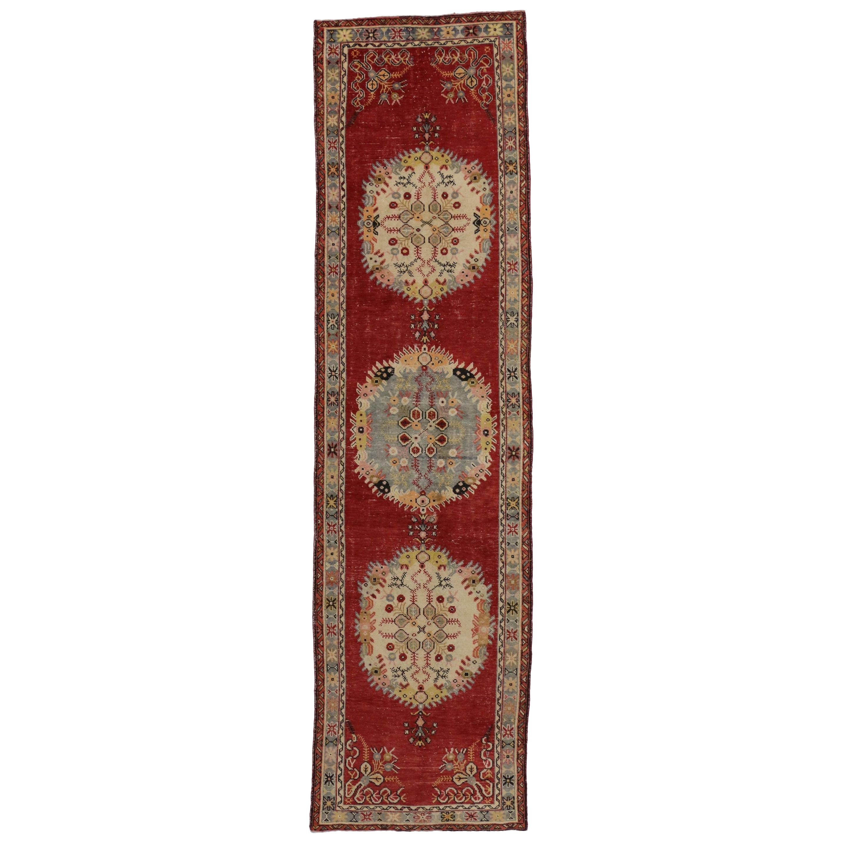 Tapis de couloir de couloir turc Oushak vintage vieilli avec style rococo français rustique en vente