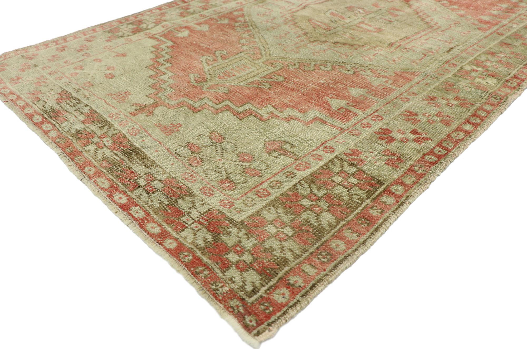 52727, alfombra turca Oushak vintage envejecida de estilo rústico y tribal. Esta alfombra turca Oushak vintage, de lana anudada a mano y envejecida, presenta un medallón hexagonal de gancho anclado con colgantes pentagonales. Los motivos de cuernos