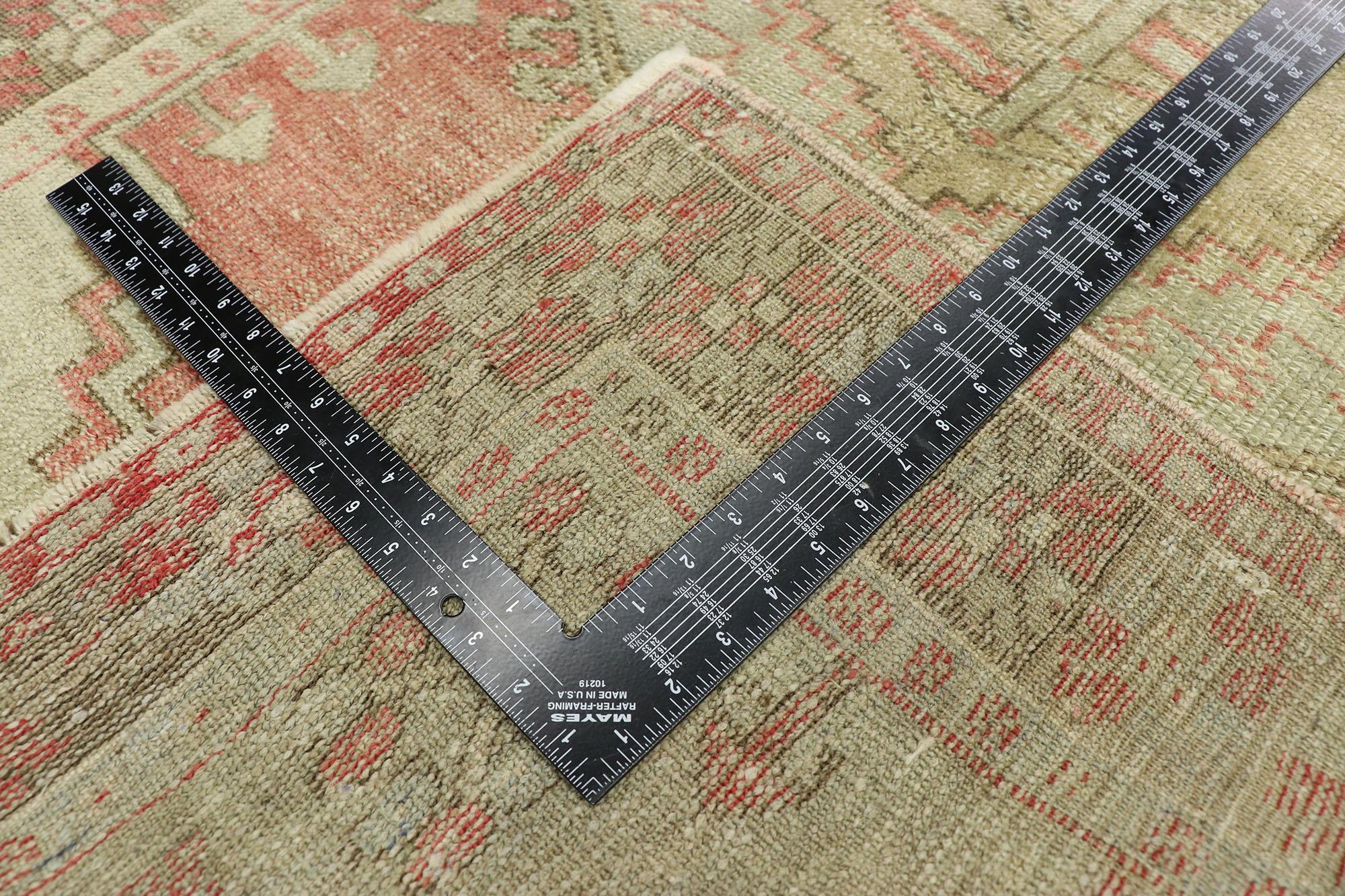 Alfombra Oushak Turca Vintage Desgastada Estilo Rústico y Tribal en Desgastado estado para la venta en Dallas, TX