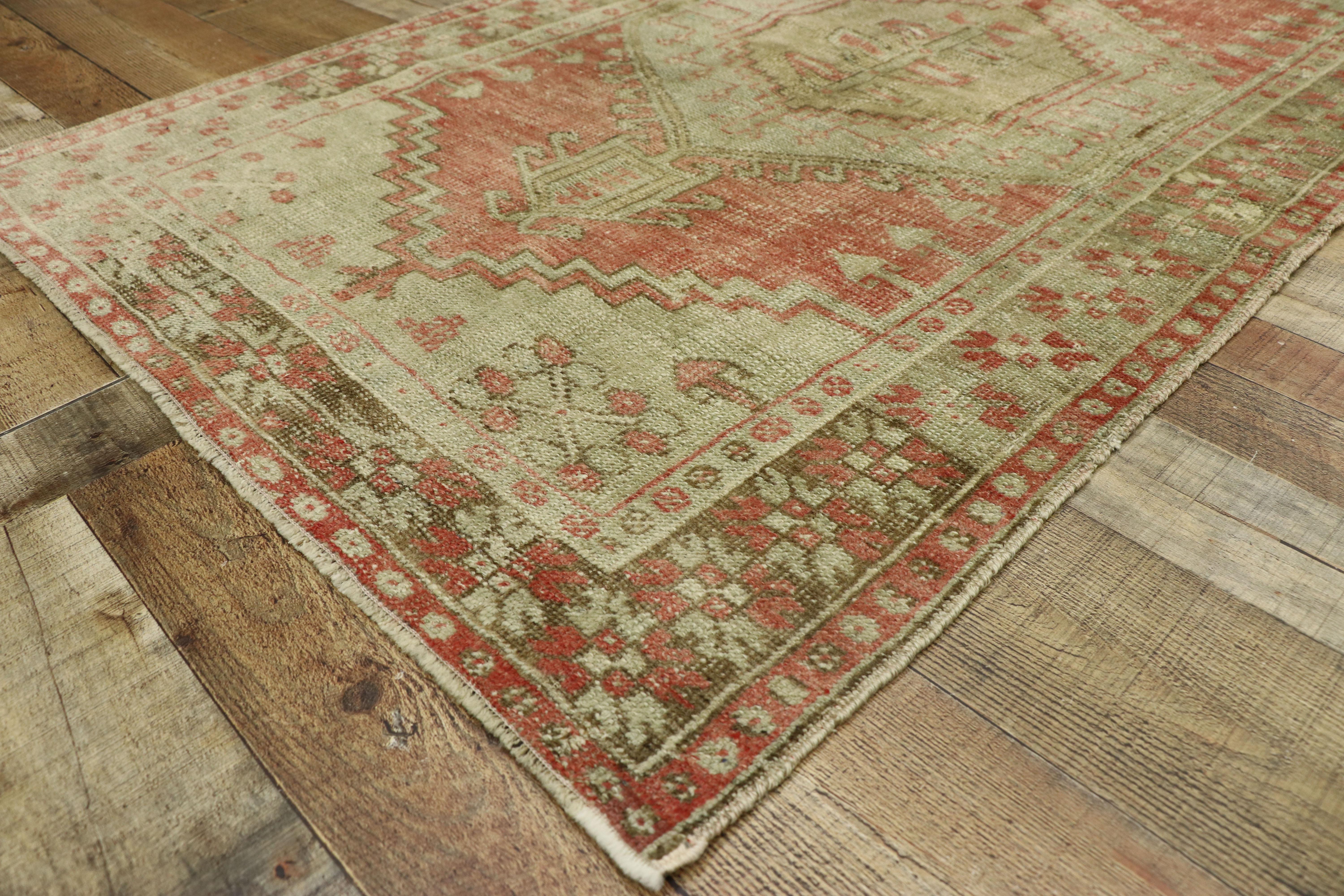 Alfombra Oushak Turca Vintage Desgastada Estilo Rústico y Tribal siglo XX en venta