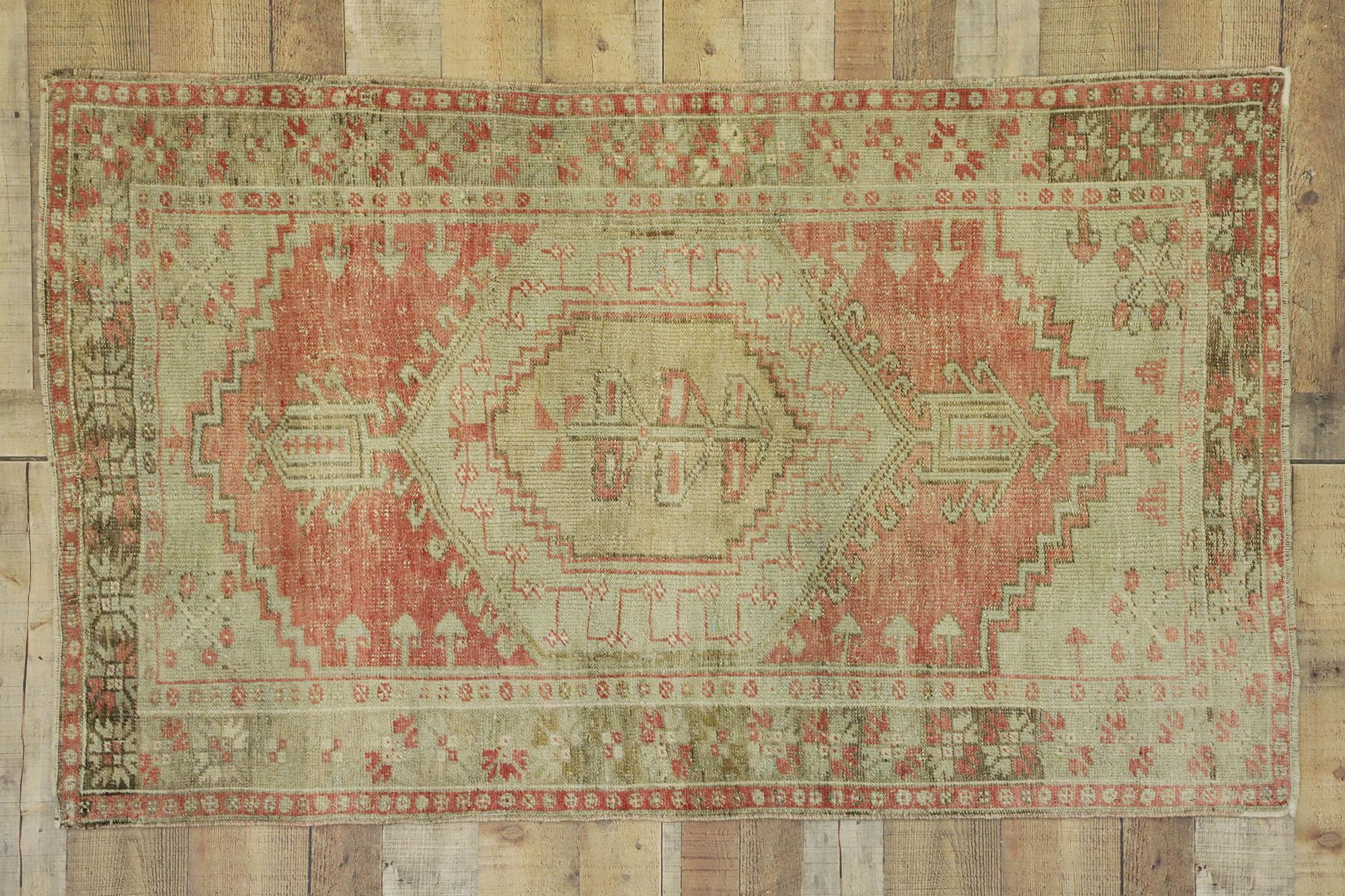 Alfombra Oushak Turca Vintage Desgastada Estilo Rústico y Tribal en venta 1