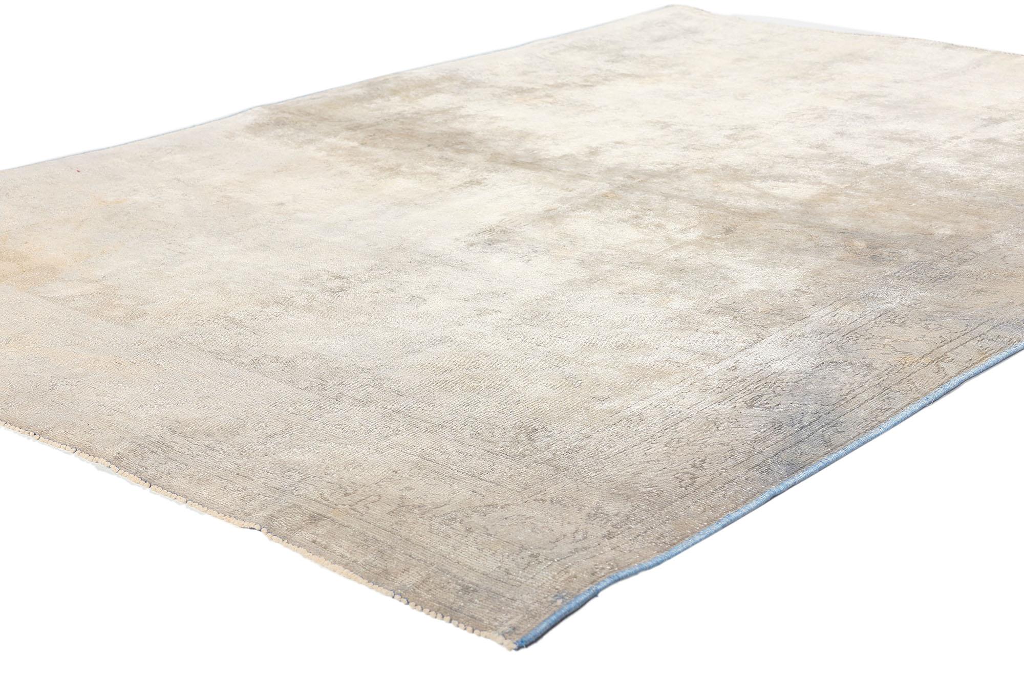 52110 Tappeto Vintage Turkish Oushak, 03'11 x 05'09. 
L'industrial chic incontra il lusso rilassato in questo tappeto vintage turco Oushak. Il design evanescente e i colori neutri e tenui di questo articolo creano un look di tranquilla raffinatezza.