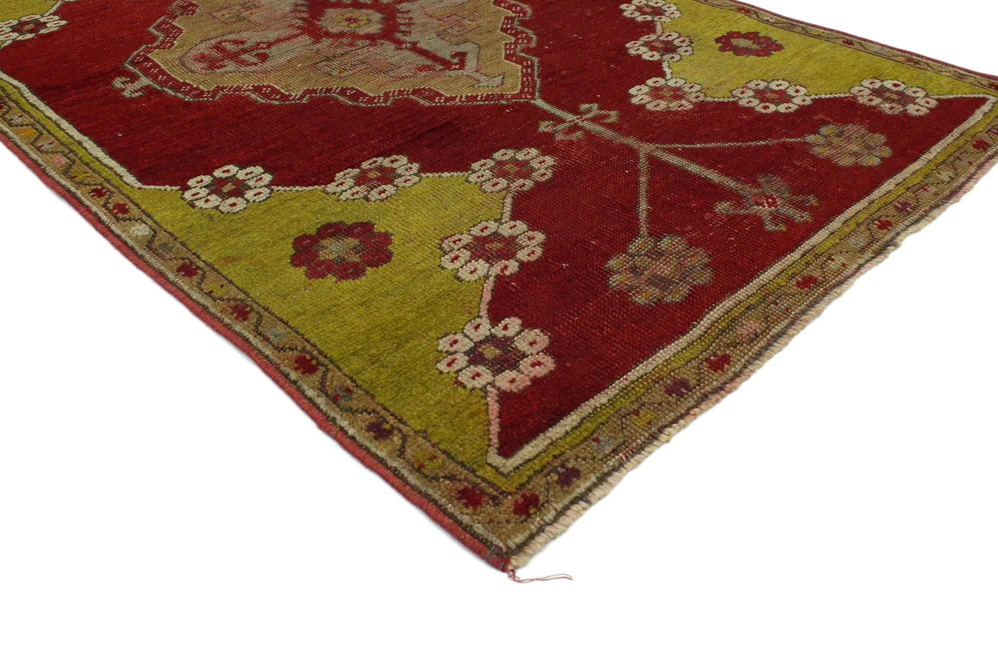 51734 Tappeto Oushak Vintage Distressed, 02'06 x 06'04. Questo tappeto Oushak turco vintage, annodato a mano in lana, emana un fascino regale che ricorda gli opulenti tessuti del regno di A. James I nell'Inghilterra giacobina. Il design del tappeto