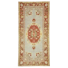 Tapis oushak turc vintage en mauvais état:: style géorgien rustique et romantique