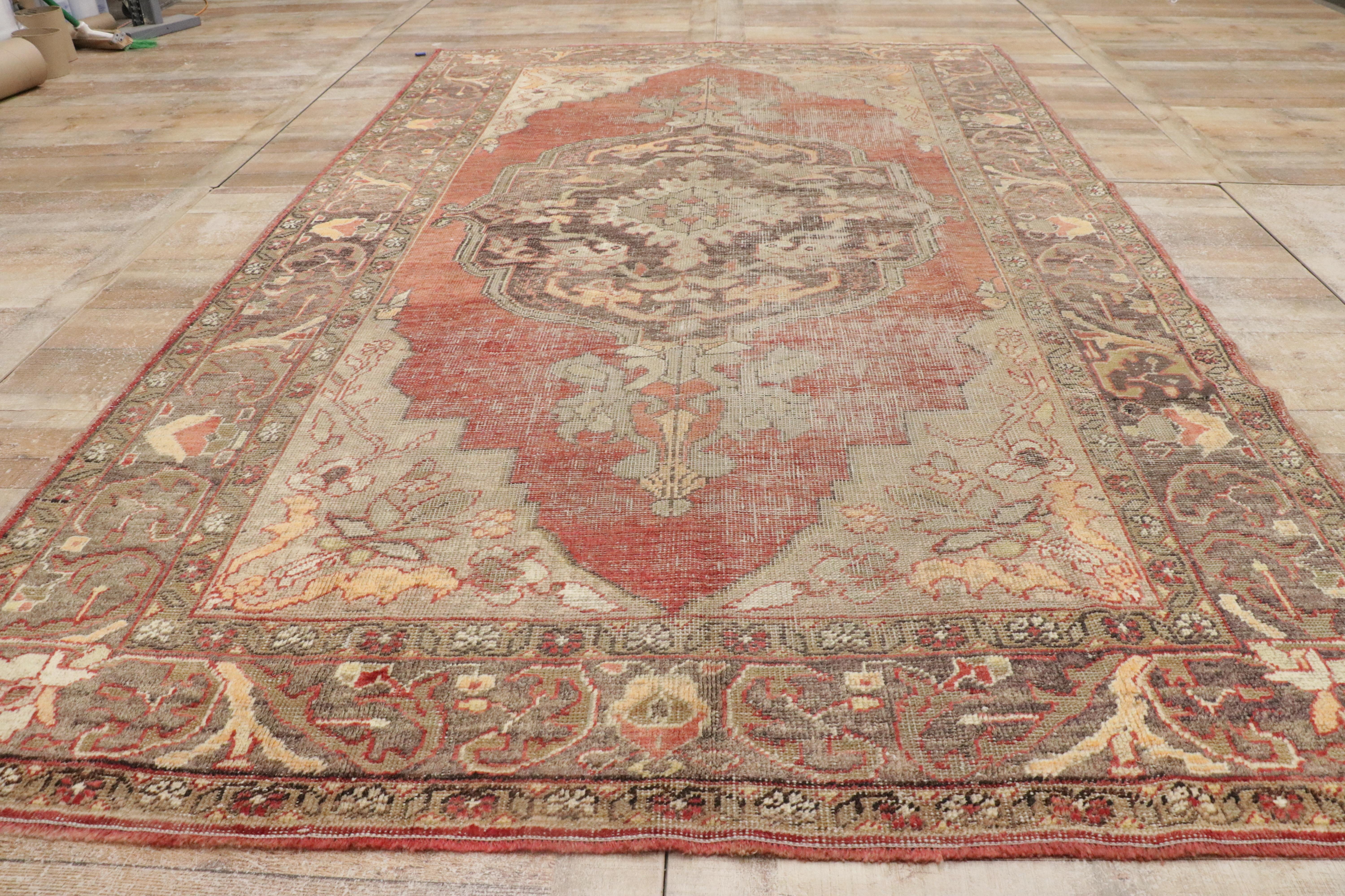 Tapis d'Oushak turc vintage vieilli avec style manoir anglais rustique en vente 4