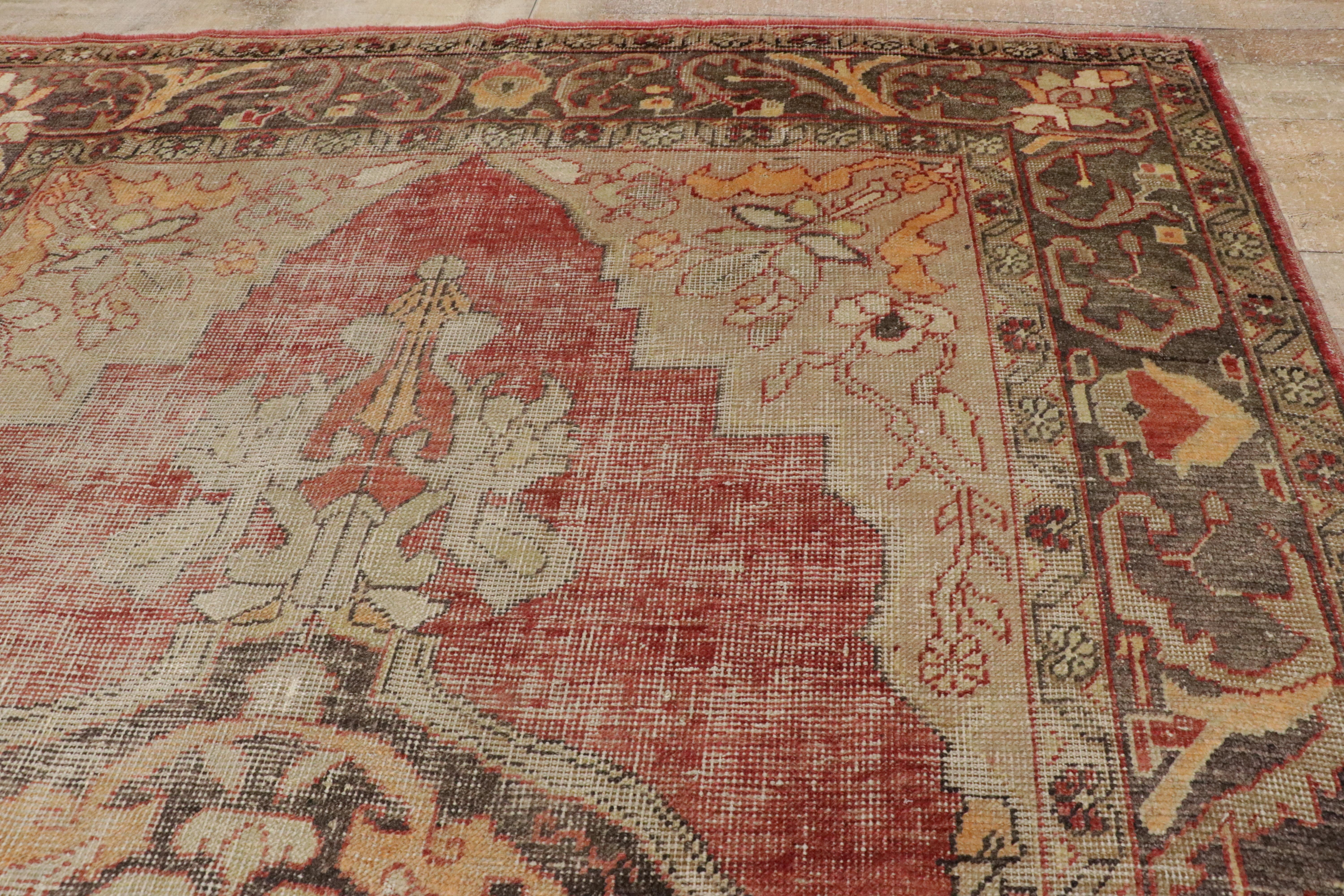 Tapis d'Oushak turc vintage vieilli avec style manoir anglais rustique en vente 5
