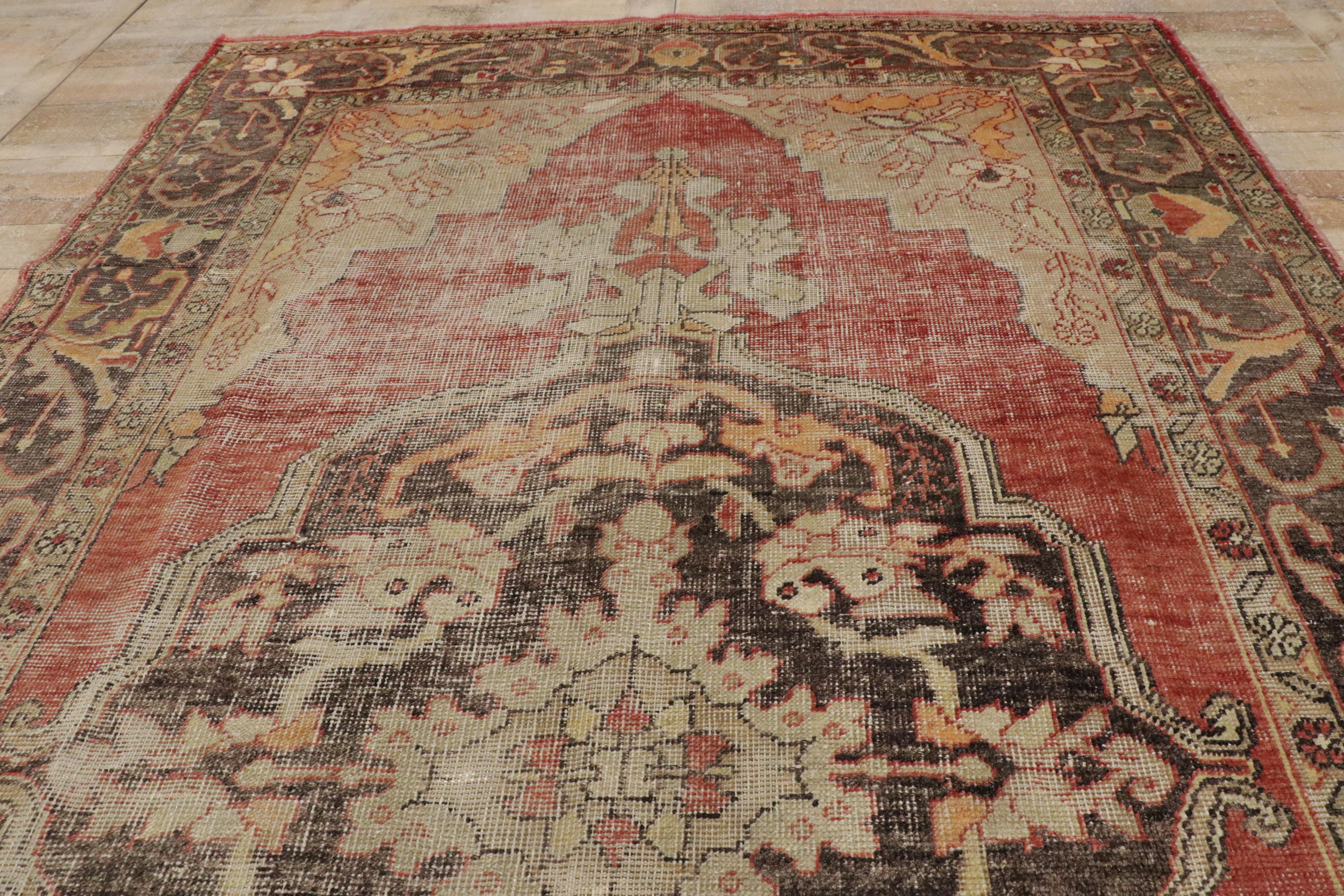 Tapis d'Oushak turc vintage vieilli avec style manoir anglais rustique en vente 6