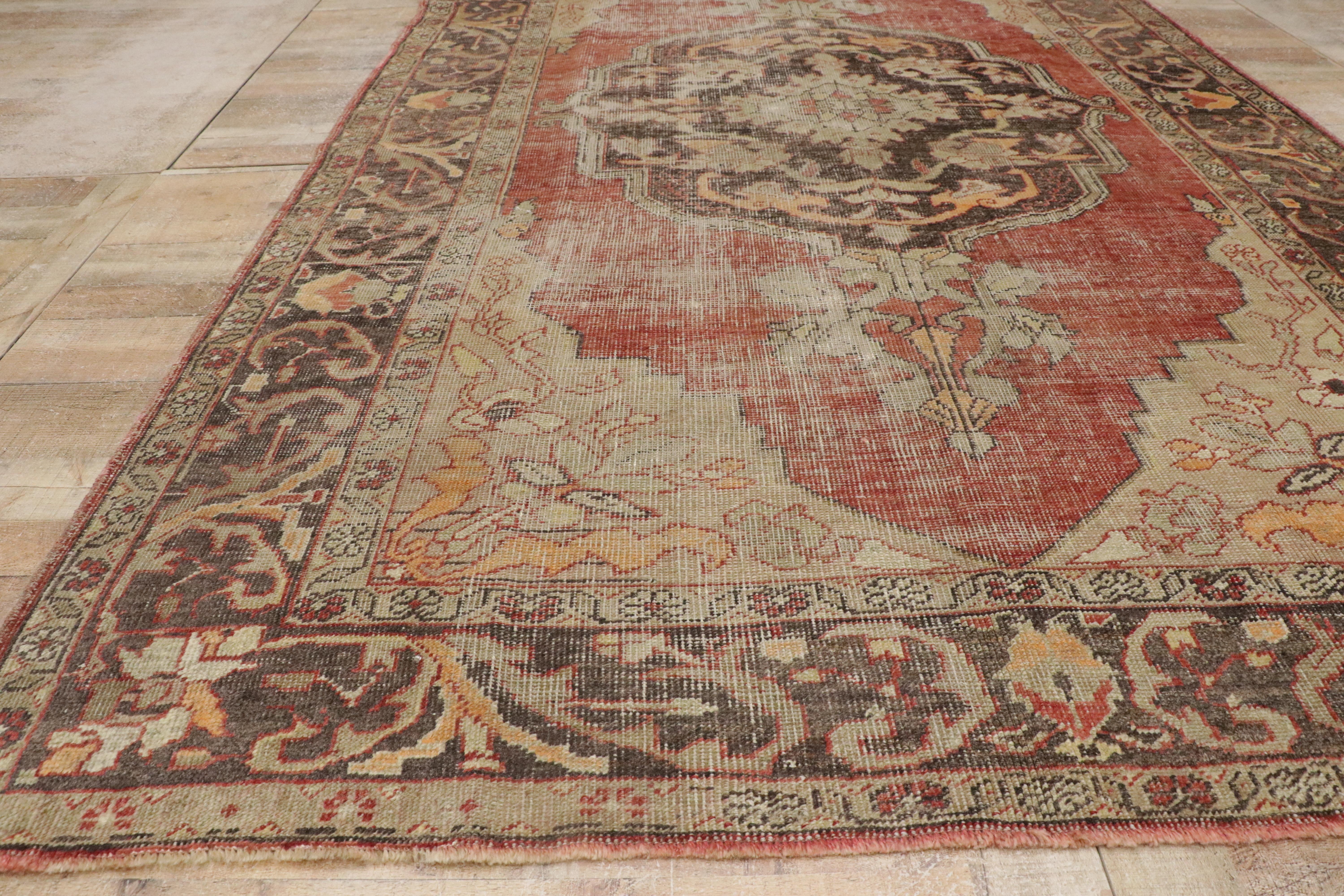 Tapis d'Oushak turc vintage vieilli avec style manoir anglais rustique en vente 7