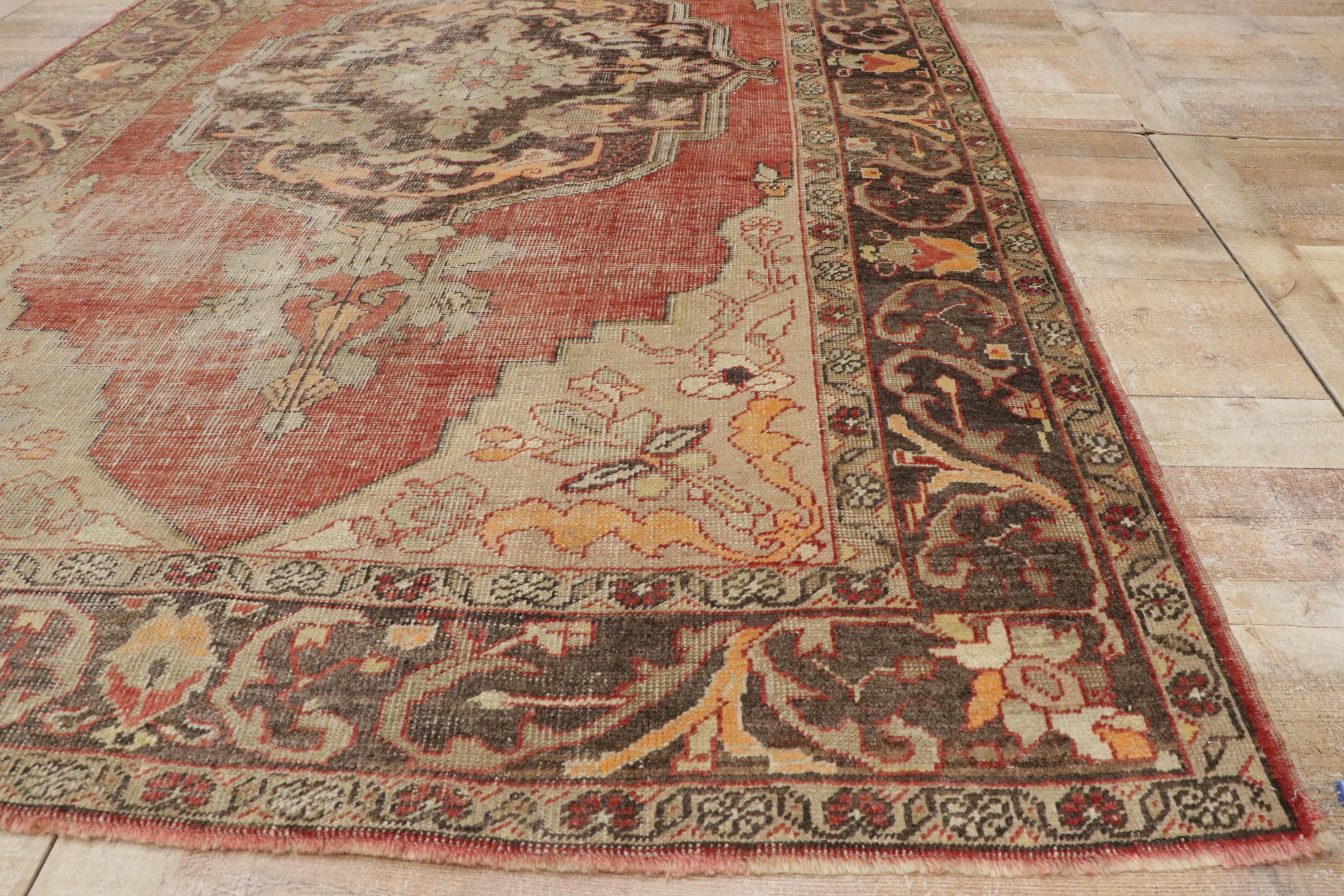 Tapis d'Oushak turc vintage vieilli avec style manoir anglais rustique en vente 8