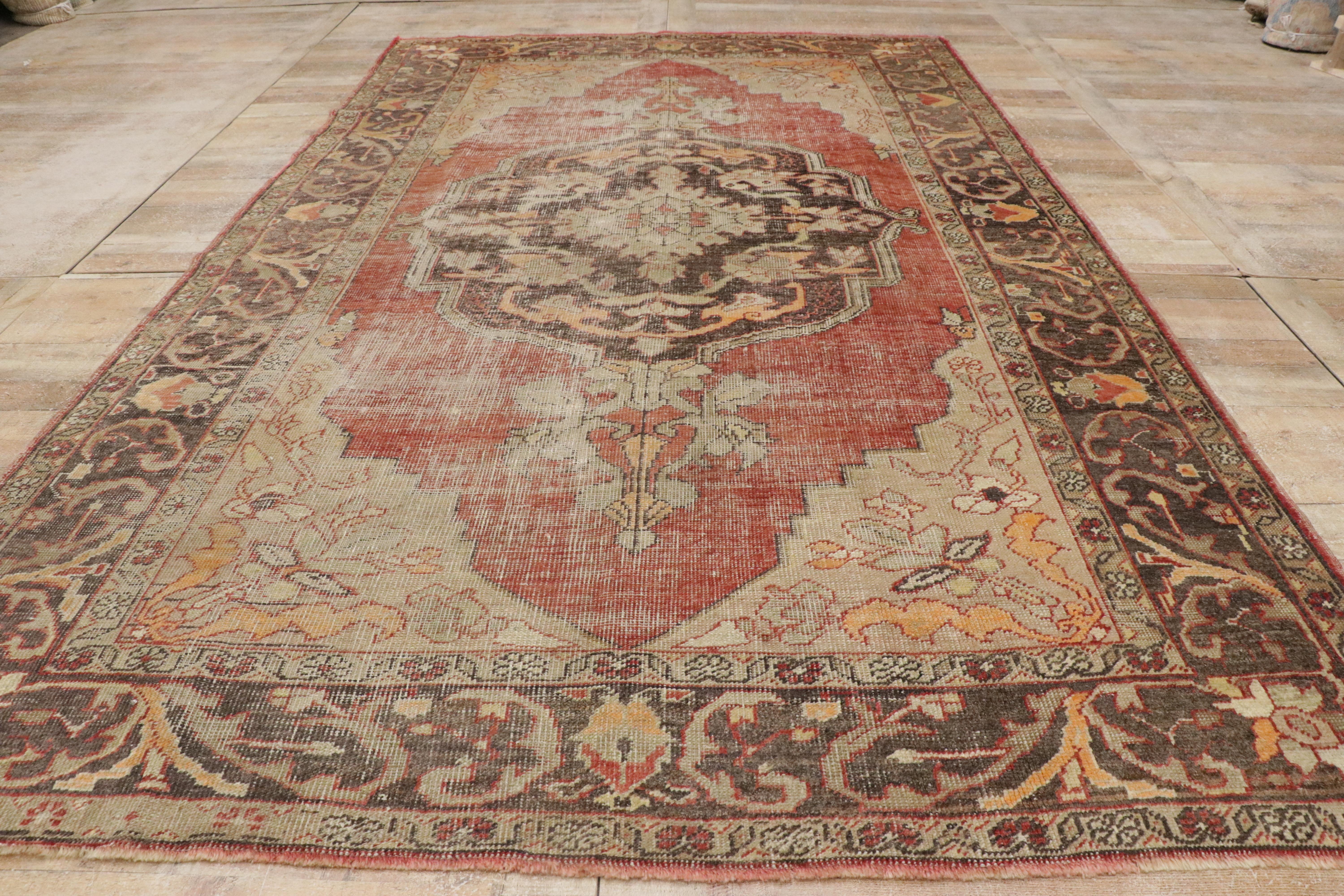 Tapis d'Oushak turc vintage vieilli avec style manoir anglais rustique en vente 9