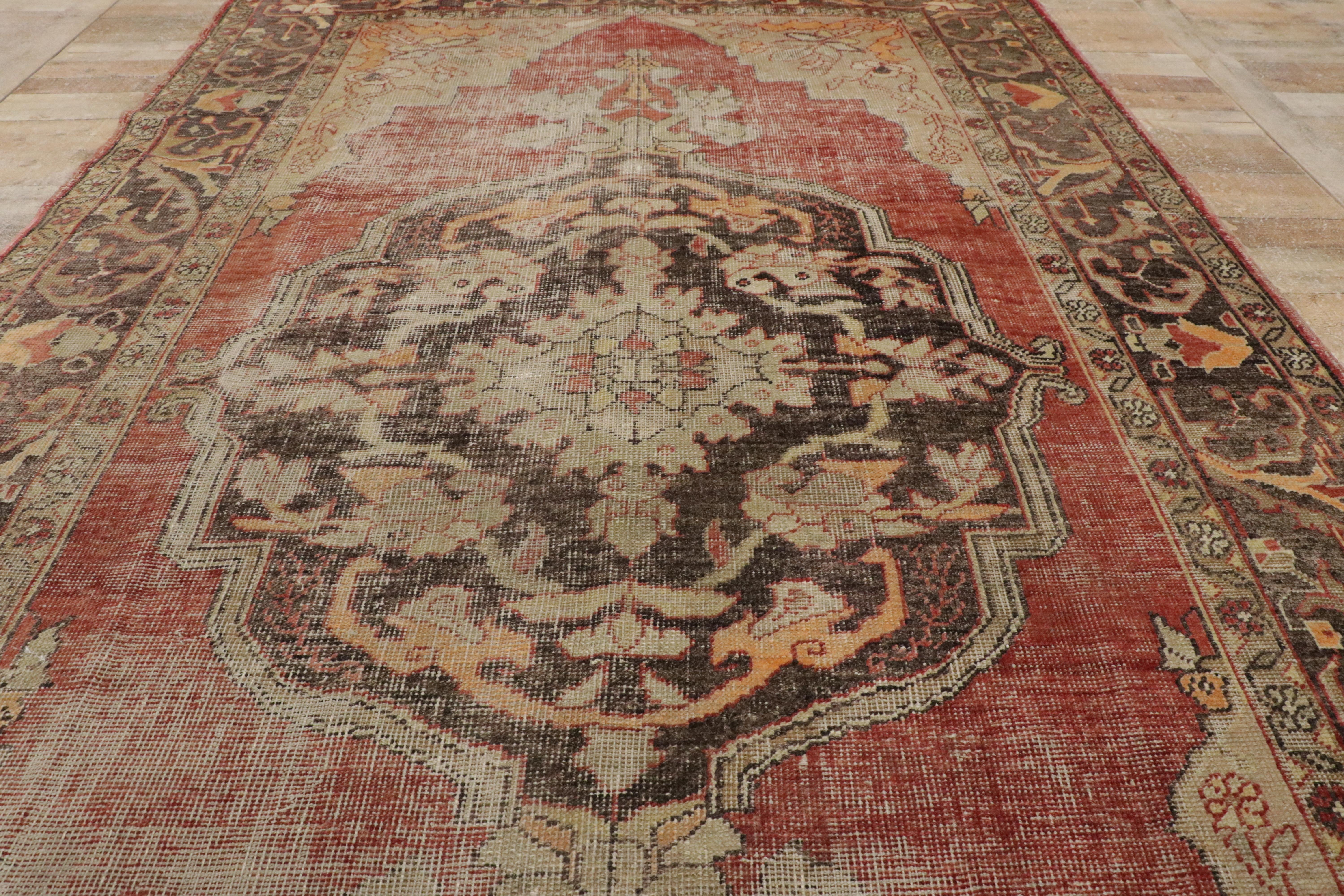 Tapis d'Oushak turc vintage vieilli avec style manoir anglais rustique en vente 10