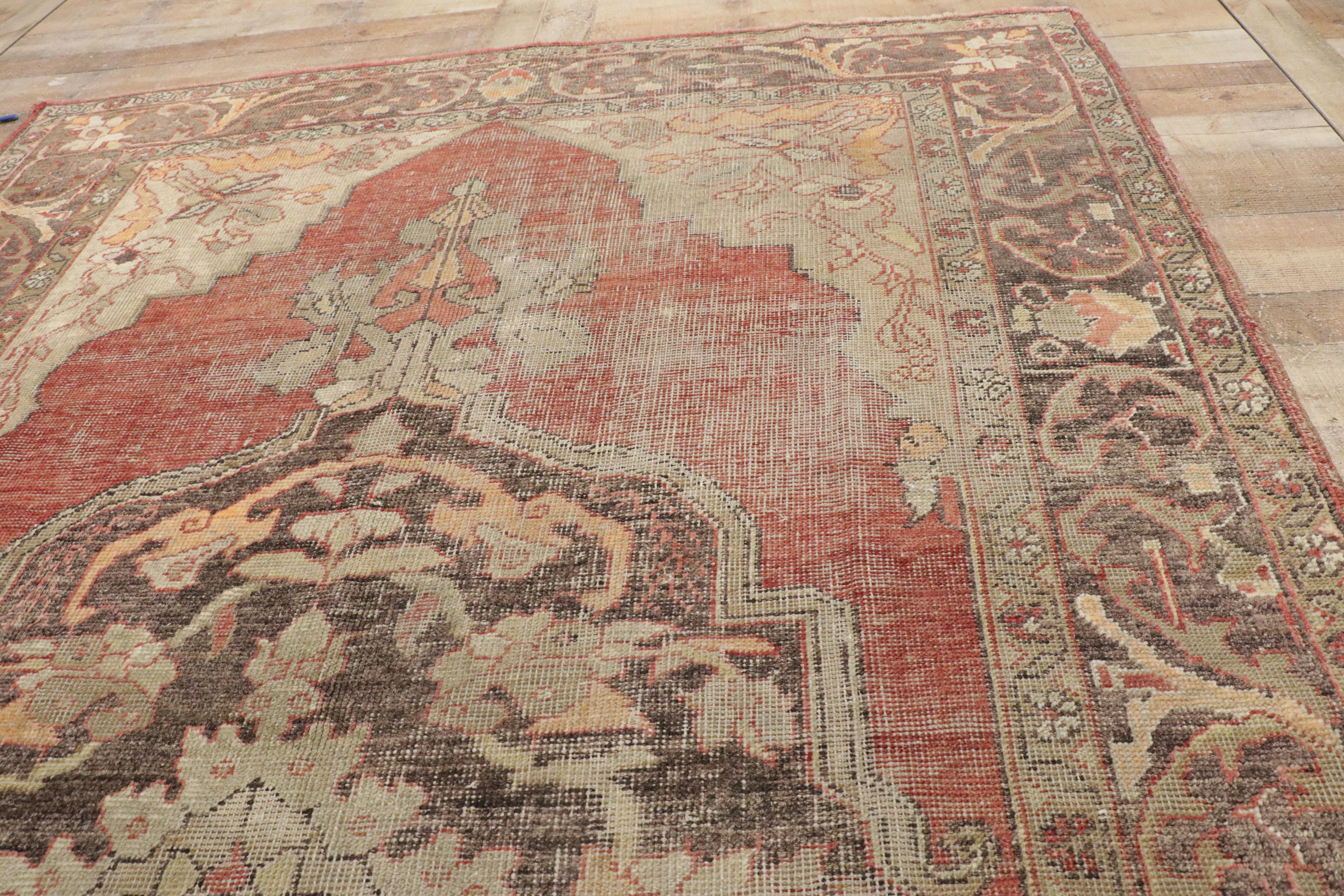 Tapis d'Oushak turc vintage vieilli avec style manoir anglais rustique en vente 11