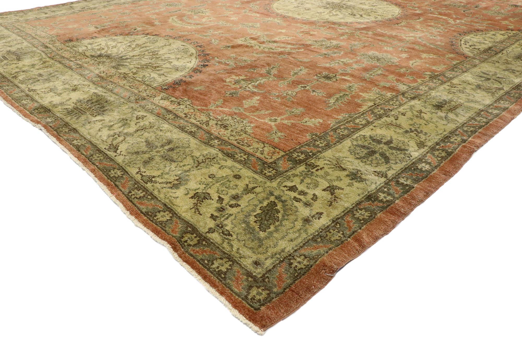 50499, tapis turc Oushak vintage en mauvais état, de style Manoir anglais rustique. M Ce tapis turc Oushak en laine nouée à la main présente un médaillon central rond entouré d'un motif botanique composé de feuilles de faucille courbées, de