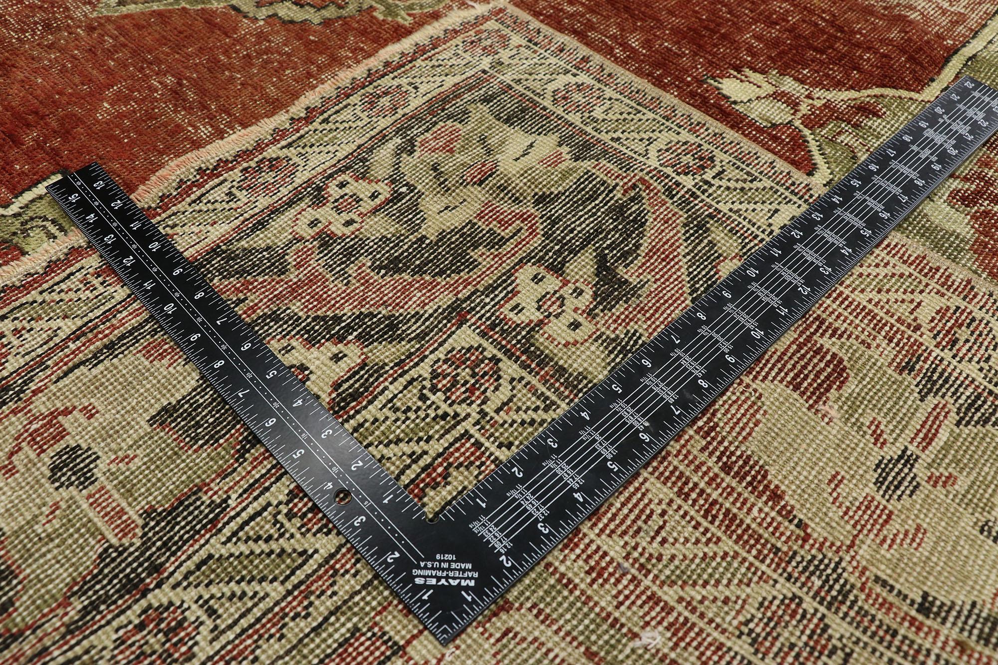 Gealterter türkischer Oushak-Teppich im rustikalen englischen Landhausstil im Zustand „Starke Gebrauchsspuren“ im Angebot in Dallas, TX