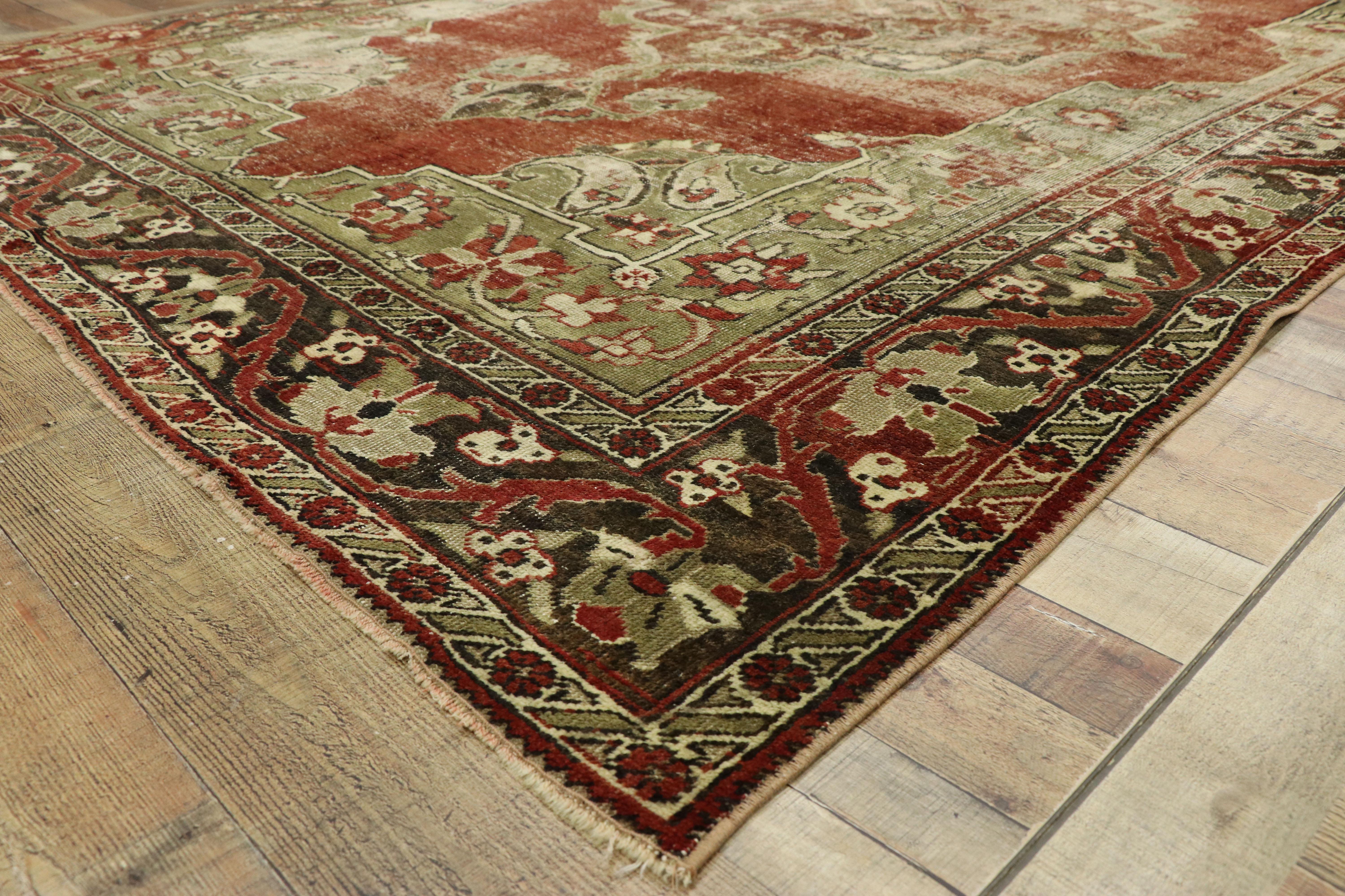 Gealterter türkischer Oushak-Teppich im rustikalen englischen Landhausstil (20. Jahrhundert) im Angebot