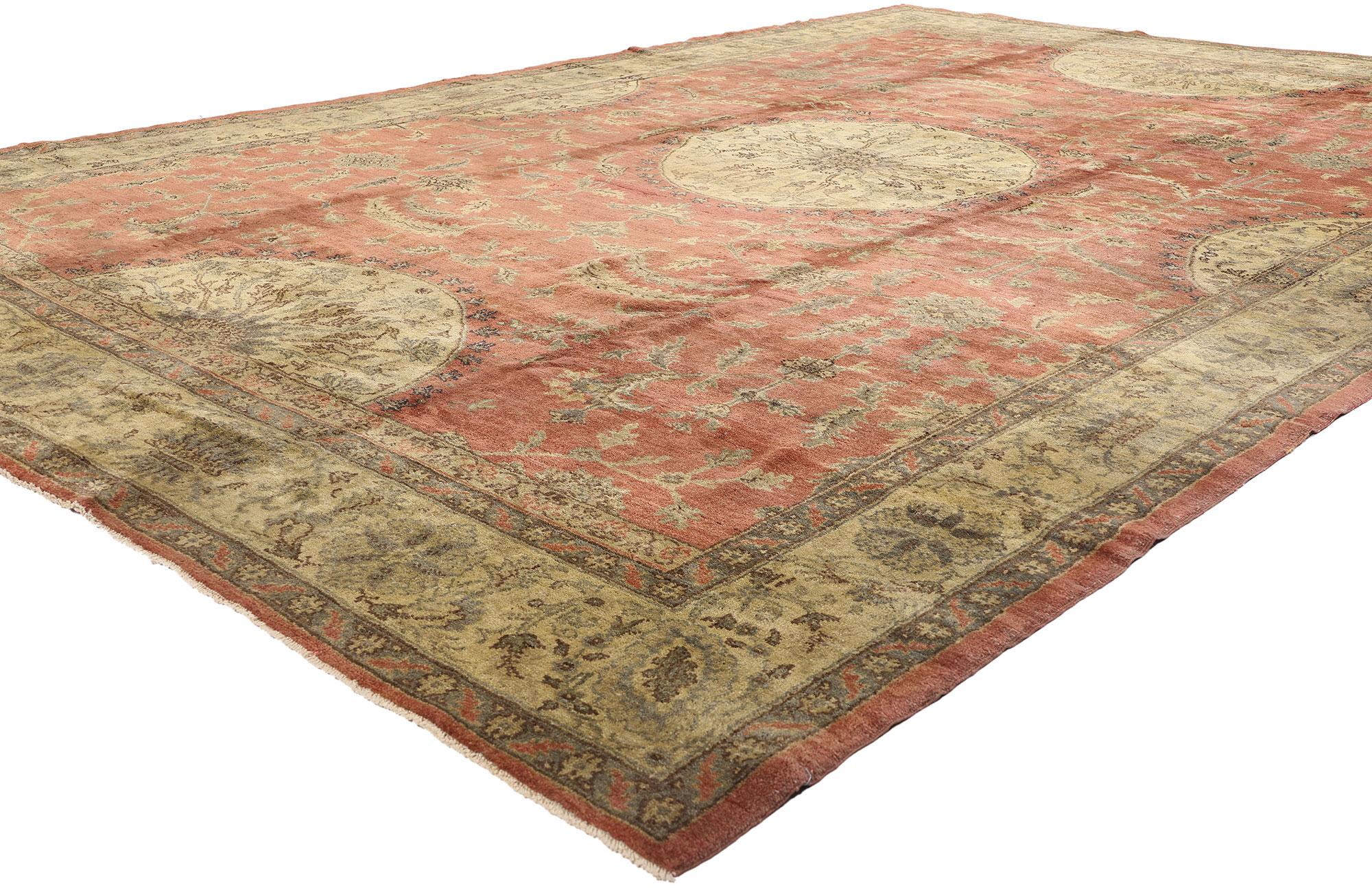 50499 Alfombra Oushak Turca Vintage, 09'06 x 13'10. Impregnada de la grandeza de las tradiciones de tejido de Anatolia, esta alfombra turca Oushak vintage de lana anudada a mano destila sofisticación atemporal y refinamiento artístico. Su