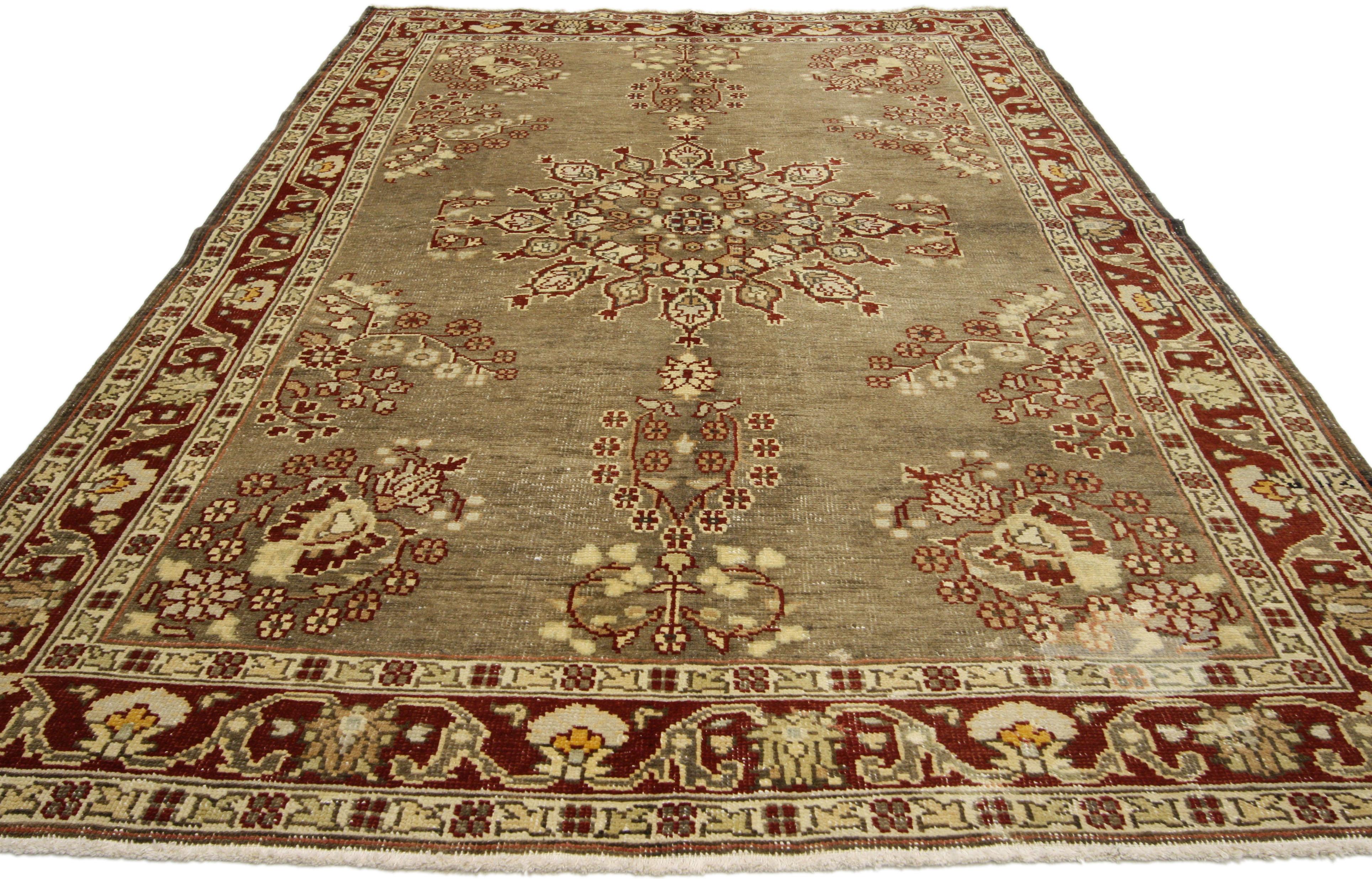 73667 Tappeto Oushak Turco Vintage Distressed con stile rustico giacobino 05'00 x 08'01. Questo tappeto Oushak turco vintage, annodato a mano in lana, presenta un medaglione centrale rotondo a 16 punti ancorato da pendenti a palmetta con fiori di