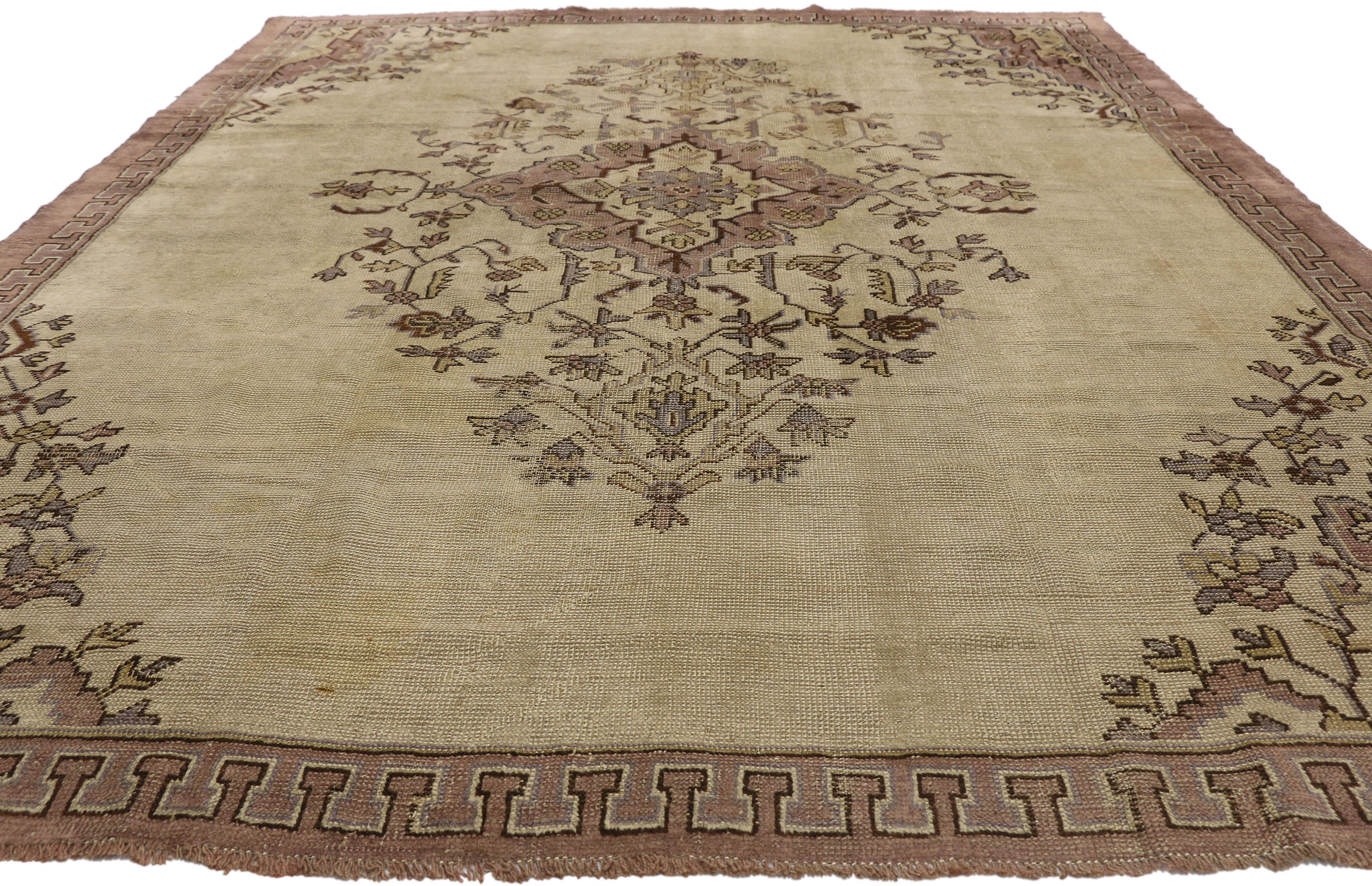 Rococo Tapis turc Oushak vintage vieilli avec style rococo shabby chic en vente