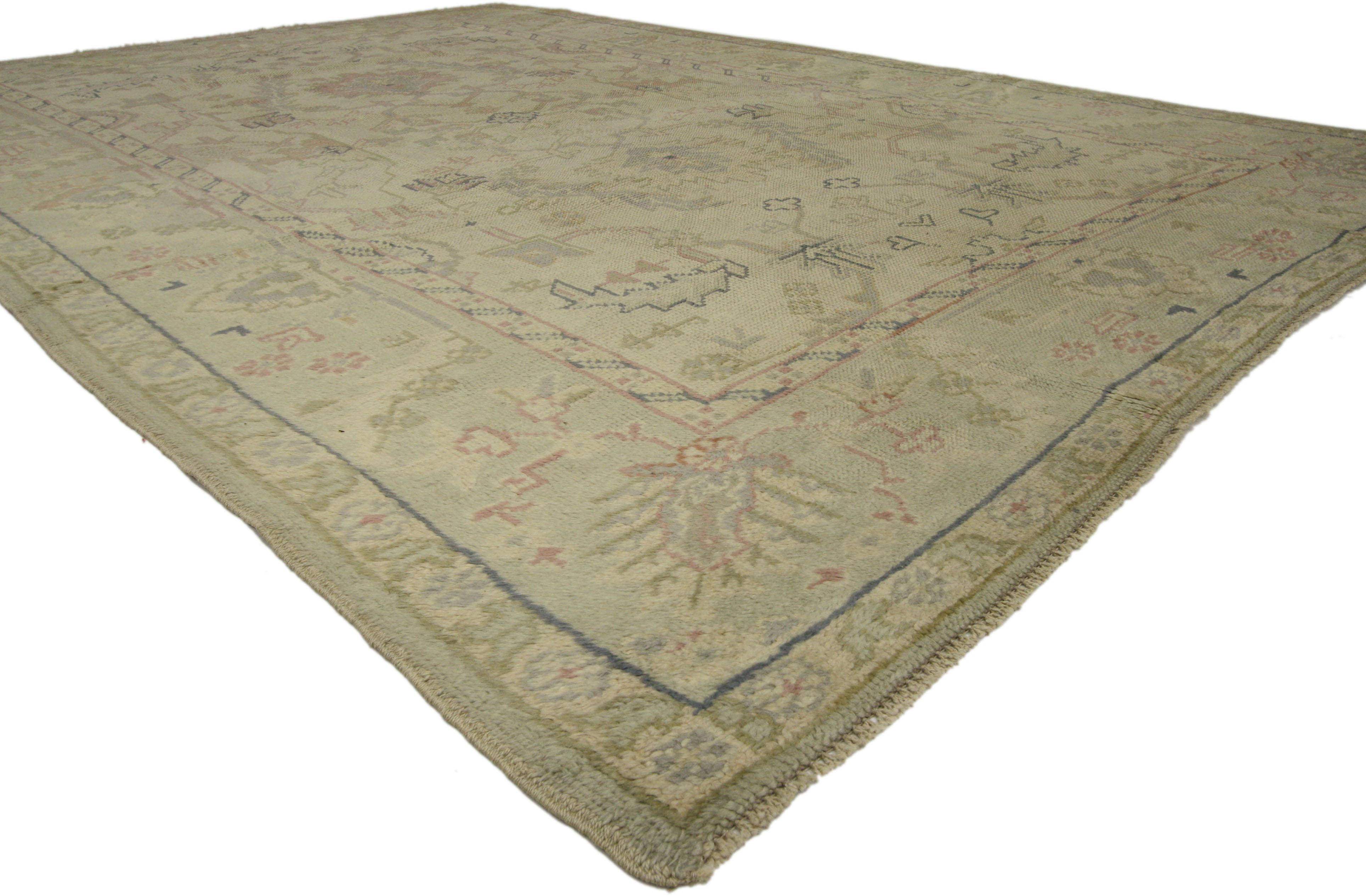 72193 Türkischer Oushak-Teppich im georgianischen Shabby-Chic-Stil. Dieser handgeknüpfte türkische Oushak-Teppich aus Wolle mit seinem zeitlosen Design und seinem liebevoll gealterten Aussehen bezaubert mit Leichtigkeit und verkörpert auf wunderbare