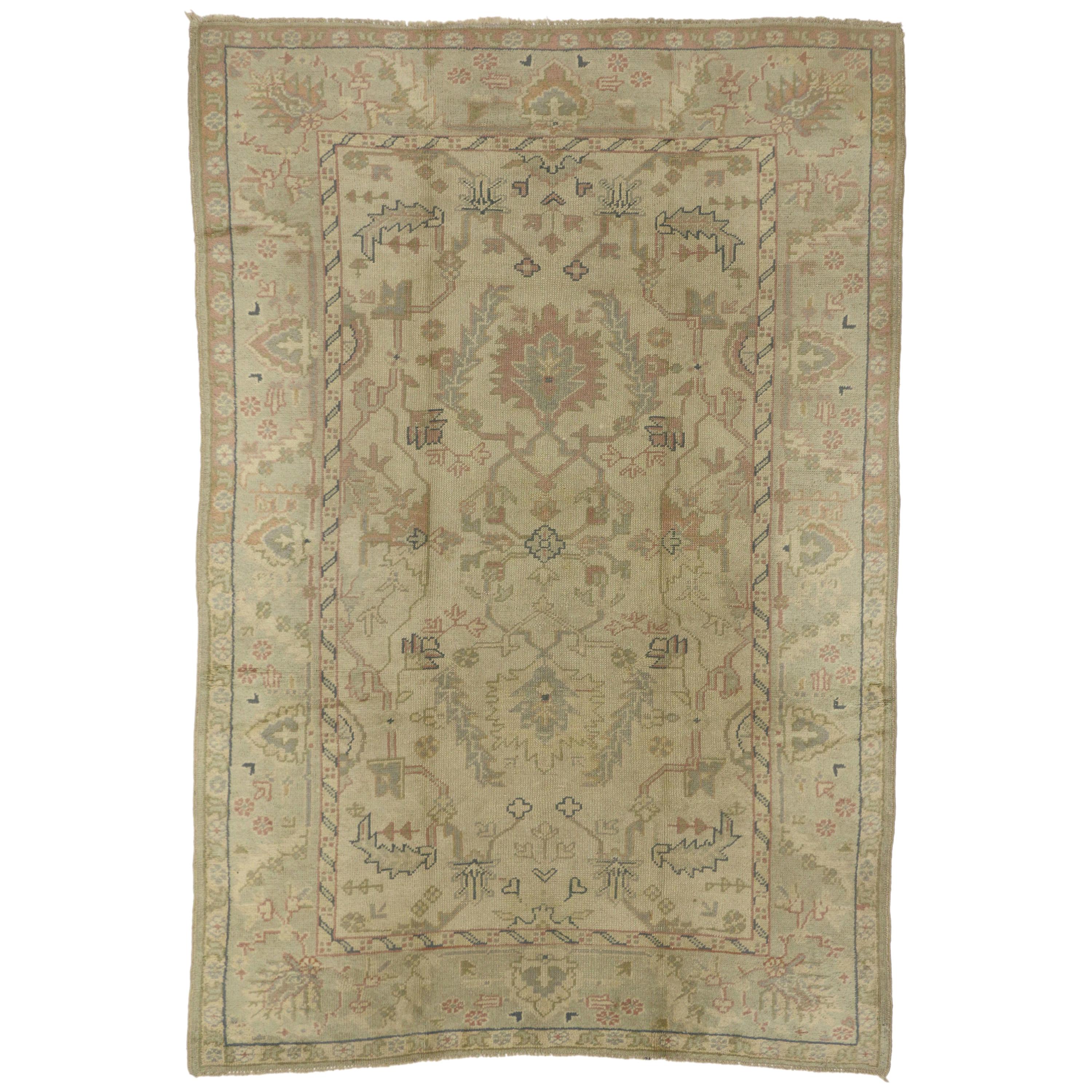 Tapis Oushak turc vintage en mauvais état:: style rustique géorgien Shabby Chic